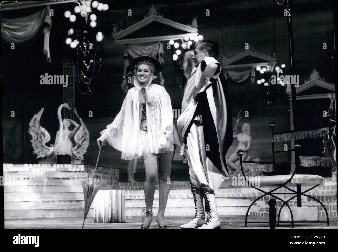 3. März 1964 - '' Phi-Phi''... ...das sehr schöne musikalische Komödie von Henri Christine, m welche die Verwirrung in der Ehe eines Bildhauers demonstriert hat die Premiere im deutschen Theater München am 13. März. 1964. in den wichtigsten Teilen gibt es zu sehen, Victor De Kowa als Bildhauer und Waltraut hat als seine hübsche junge Frau. Stockfoto