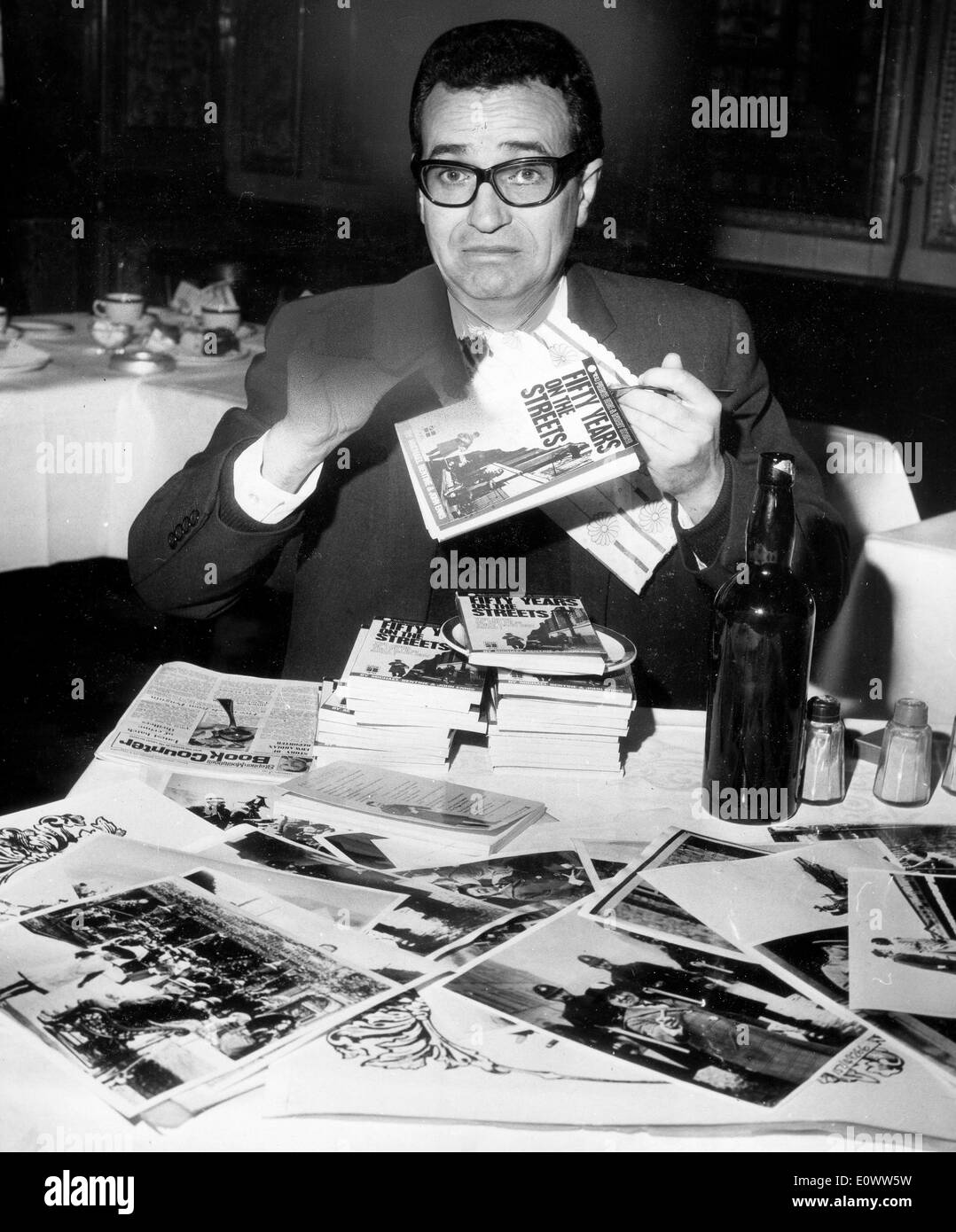 Michael Bentine mit seinen Büchern Stockfoto