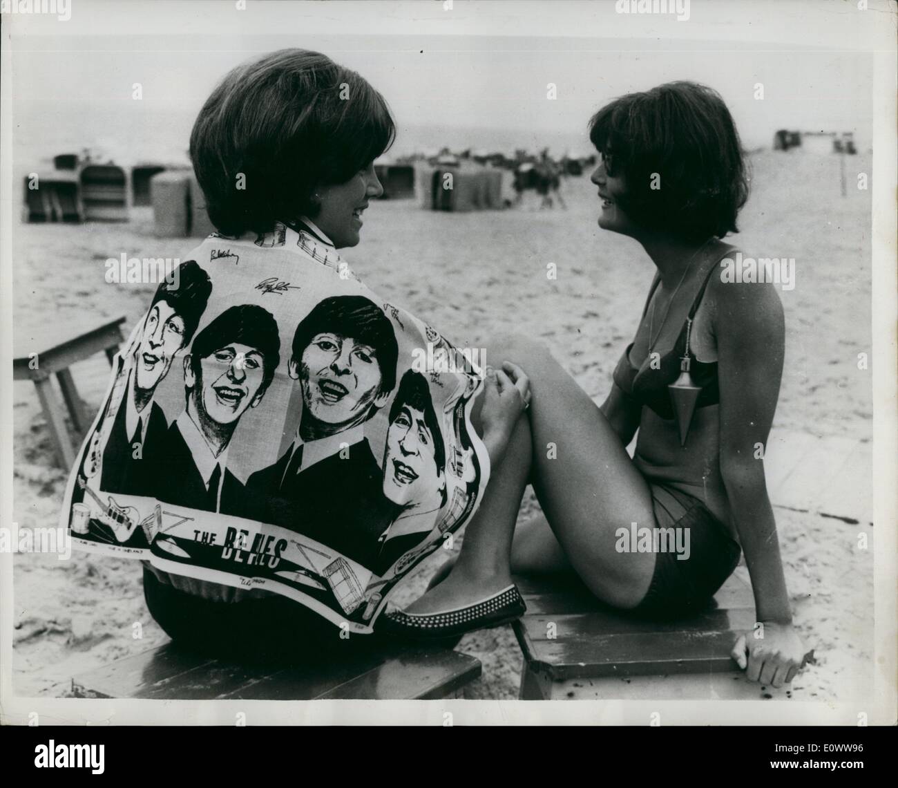 5. Mai 1964 - tragen die Beatles am Strand: letzte war für Beatles-Fans zu zeigen, ihre Hingabe an das Mersey-Quartett durch drapieren das Bild ihrer Idole über den Rücken. Jetzt ist auf Verkauf in den Niederlanden ein Strandtuch Darstellung der vier zerzausten Köpfe. Die niederländische Teens, natürlich für den sechsten Juni warten wenn die Beatles nach Holland kommen. Das Foto zeigt eine niederländische Teenager mit einer Beatles Strandtuch. Stockfoto
