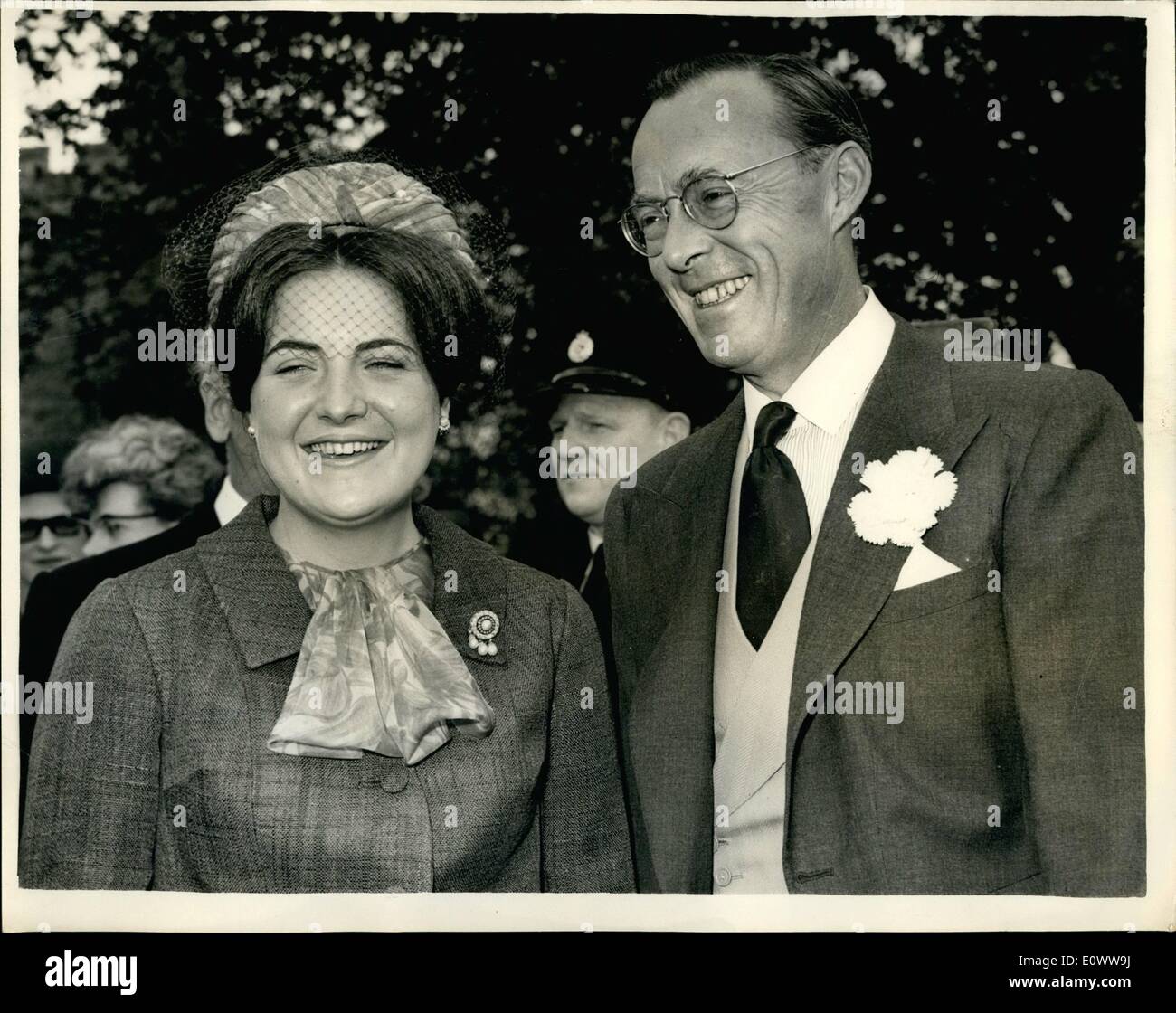 5. Mai 1964 - Prinz Bernhard besucht englische Hochzeit Prinz Bernhard der Niederlande besuchte heute die Hochzeit von seinem Patenkind Gay Furber, 20, zum Barrister Merton Buckley in der Warfiedl Pfarrei Kirche in der Nähe von Braincell, Berks. Vater der Braut, Berater Dr. Stan-Hoffnung Ferber einmal behandelt der Prinz, und sie wurden später gute Freunde. Foto zeigt Prinz Bernhard und seine Tochter, Prinzessin Margret, die ihm nach der Hochzeit begleitet. Stockfoto