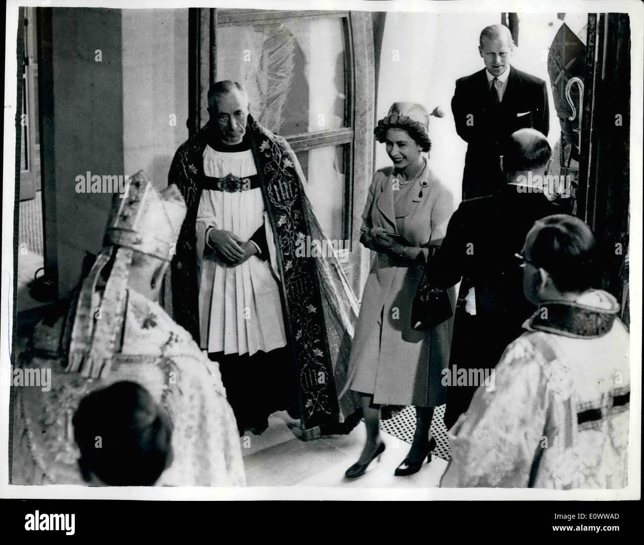 5. Mai 1964 - besucht Königin Weihe der neuen Guildford Kathedrale; HM The Queen und The Duke Of Edinburgh Gestern besuchte die Weihe der neuen Guildford Kathedrale - die erste Kathedrale in Südengland auf einer neuen Website seit dem Mittelalter gebaut werden. Die Kathedrale hat 25 Jahre zu bauen - arbeiten, die durch den Krieg unterbrochen wurde. Foto zeigt HM The Queen wird hier Ankunft im Inneren der Kathedrale gestern begrüßt. Hinter ihr ist der Herzog von Edinburgh zu sehen. Stockfoto