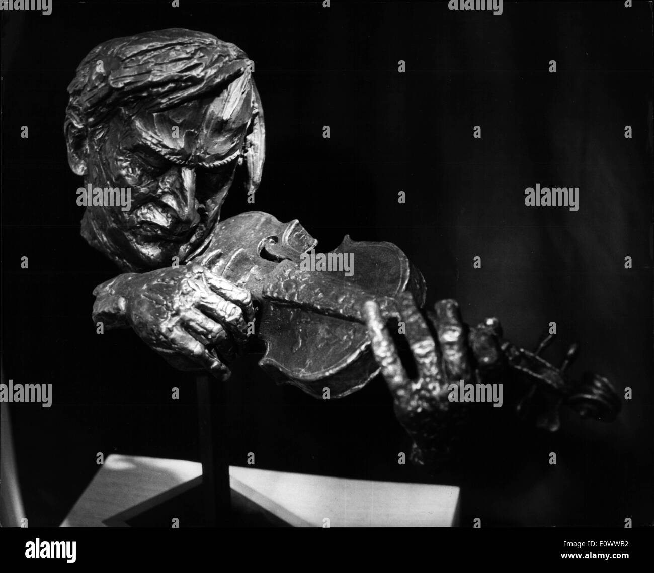 5. Mai 1964 - Yehudi Menuhin-In Bronze Skulptur Ausstellung In London: Eine Ausstellung in der Zahn-Galerien in Bruton Street - London der Werke des Bildhauers David Wynne. Die Ausstellung umfasst Gruppe von '' The Beatles''-Popstars in Bronze von anderen berühmten Persönlichkeiten. Das Foto zeigt. David Wynne mit seiner Bronze-Skulptur des Geigers Yehudi Menuhin auf der Messe heute. Stockfoto