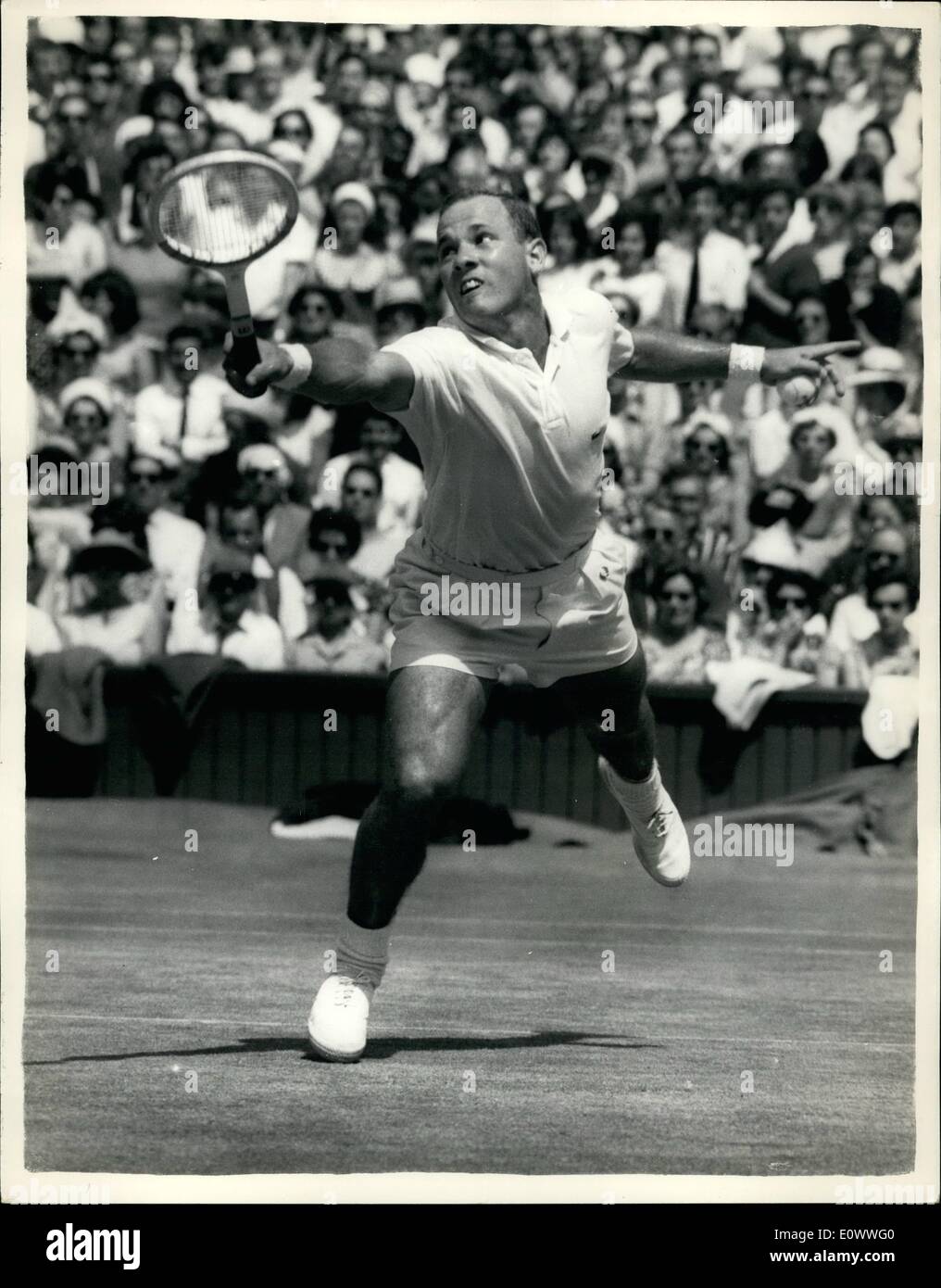7. Juli 1964 - Wimbledon Championships - Männer Semi final Chuck McKinley in Play.: Foto zeigt Chuck McKinely (USA) im Spiel während seiner Halbfinalspiel mit Australiens Fred Stolle (Australien) - in Wimbledon heute Nachmittag. Stockfoto