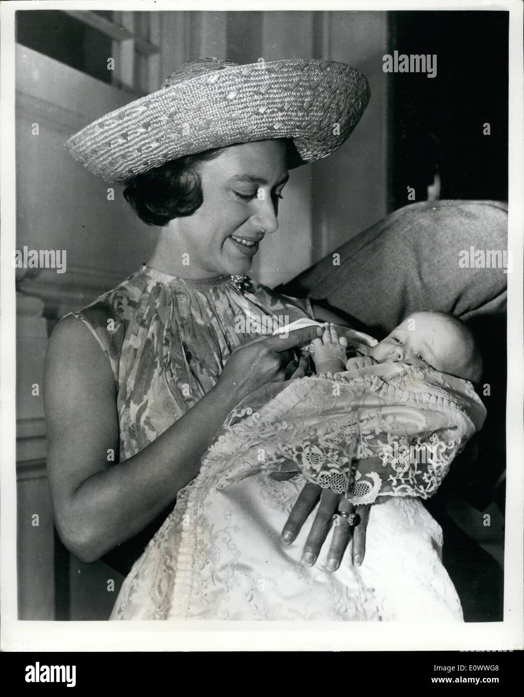 7. Juli 1964 - wird im Buckingham Palace Princess Margaret's Daughter Lady Sarah getauft. Lady Sarah Armstrong-Jones, die 2 Monate alten Tochter von Prinzessin Margaret und der Earl of Snowdon, wurde heute in der Hauskapelle des Buckingham Palace getauft. Diese Zeremonie wurde von der sehr Reverend Eric Abbott, der Dekan von Westminster durchgeführt. Foto zeigt: Prinzessin Margaret abgebildet mit ihre kleine Tochter Lady Sarah Armstrong-Jones als sie links ihre Kensington-Palast, die Heimat für Buckingham Palace heute. Lady Sarah siebten Platz in der Thronfolge auf den Thron. Stockfoto