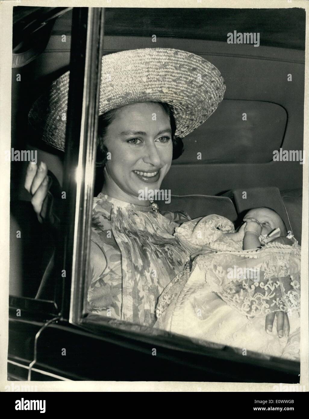 7. Juli 1964 - Princess Margaret's Daughter Lady Sarah wird im Buckingham Palace getauft: Lady Sarah Armstrong-Jones, die beiden Stockfoto