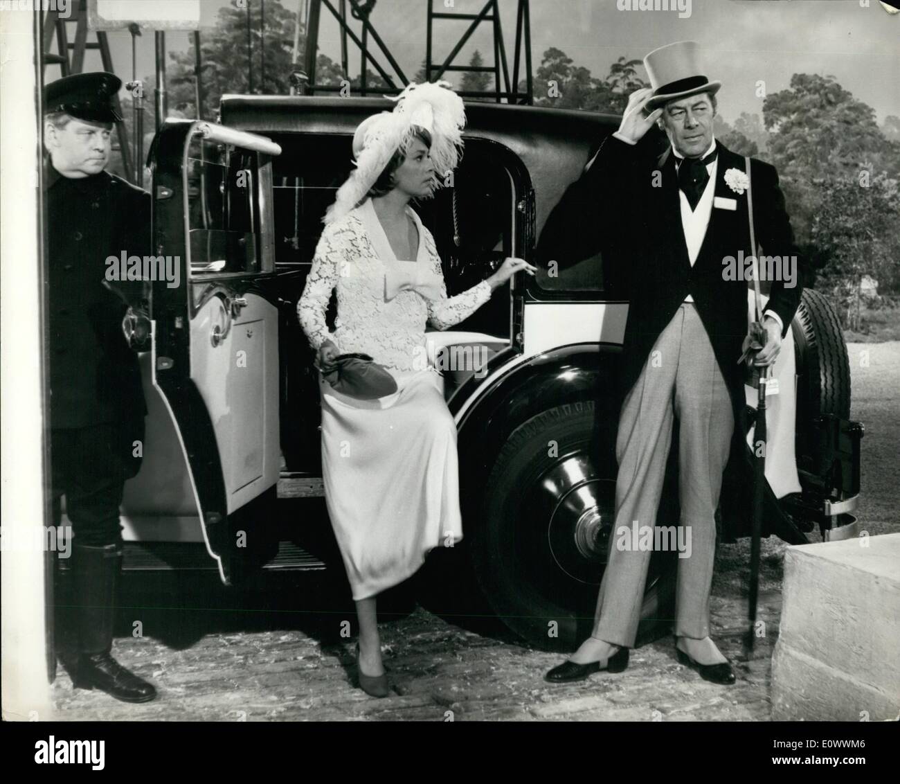 5. Mai 1964 - Rex Harrison in '' die gelbe Rolls Royce''. Dreharbeiten begann in den Elstree Studios auf die Anatole De Grunwald-Produktion von '' The Yellow Rolls-Royce'', ein Film mit der größten internationalen Linie der Sterne noch in einem britischen Studio gesehen. Die Sterne zählen, Rex Harrison, Jeanne Moreau, Ingrid Bergman und Shirley MacLaine mit einer Vielzahl von anderen. Stockfoto