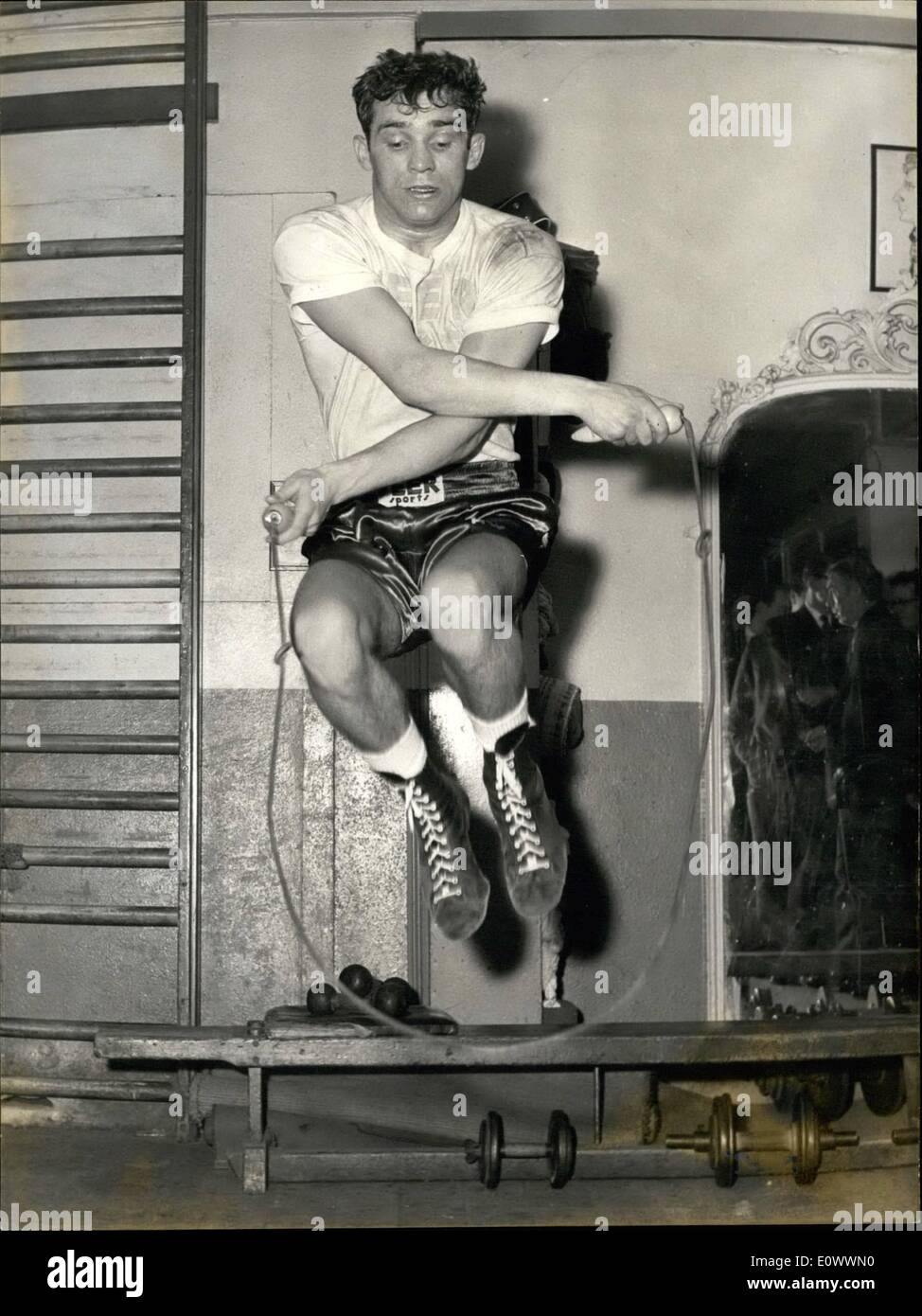 5. Mai 1964 - Howard Winstone trainiert in London: Europäische Federgewicht Champion Howard Winstone hat aus seinem Haus in Merthyr Tydfil in Wales für eine Trainingseinheit vor dem Abstecken seinen EM-Titel gegen Lino Mastellaro von Italien am kommenden Dienstag nach London kommen. Der Anruf nach London kam vom Promoter Harry Levene, Winstone, seine Fitness Bloom Gymnasiums vor dem Kampf zu zeigen wollte. Das Foto zeigt Howard Winstone Versand während des Trainings an Blüten Gym in London heute. Stockfoto