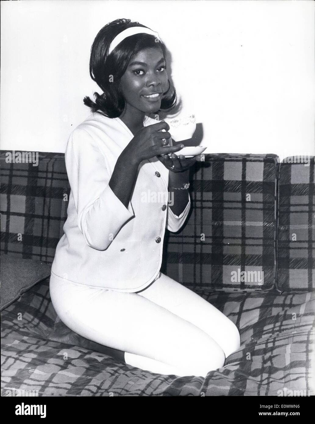 5. Mai 1964 - Dionne Warwick kommt nach London: 22-Year-Old American Pop ''-'' Sängerin Dionne Warwick, dessen Rekord "Walk on by" in den Top Ten in diesem Land ist gekommen nach London, um eine Reihe von Radio- und TV-Termine zu beginnen. Foto zeigt Dionne Warwick genießt eine Tasse Tee in ihrem Hotelzimmer in London heute. Stockfoto