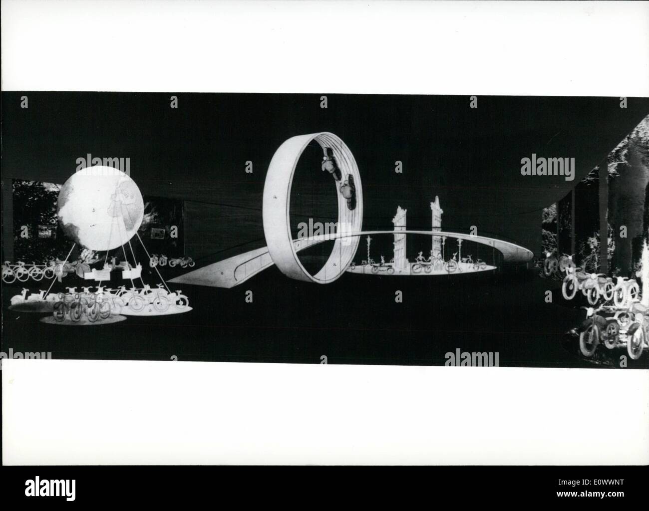 5. Mai 1964 - Looping Rennen '' (Mitte des Pic) werden die schönsten Sache auf der ersten Welt-Verkehr-Messe in München (1965) in der "Halle Fahrrad. Foto zeigt ein Modell des Raumes. Jetzt eine schöne Information: die USA beteiligen sich an dieser Ausstellung. Sie werden senden Raketen, Raum-Männer und eine Menge Dinge, die für einen Raumflug gehört. Stockfoto