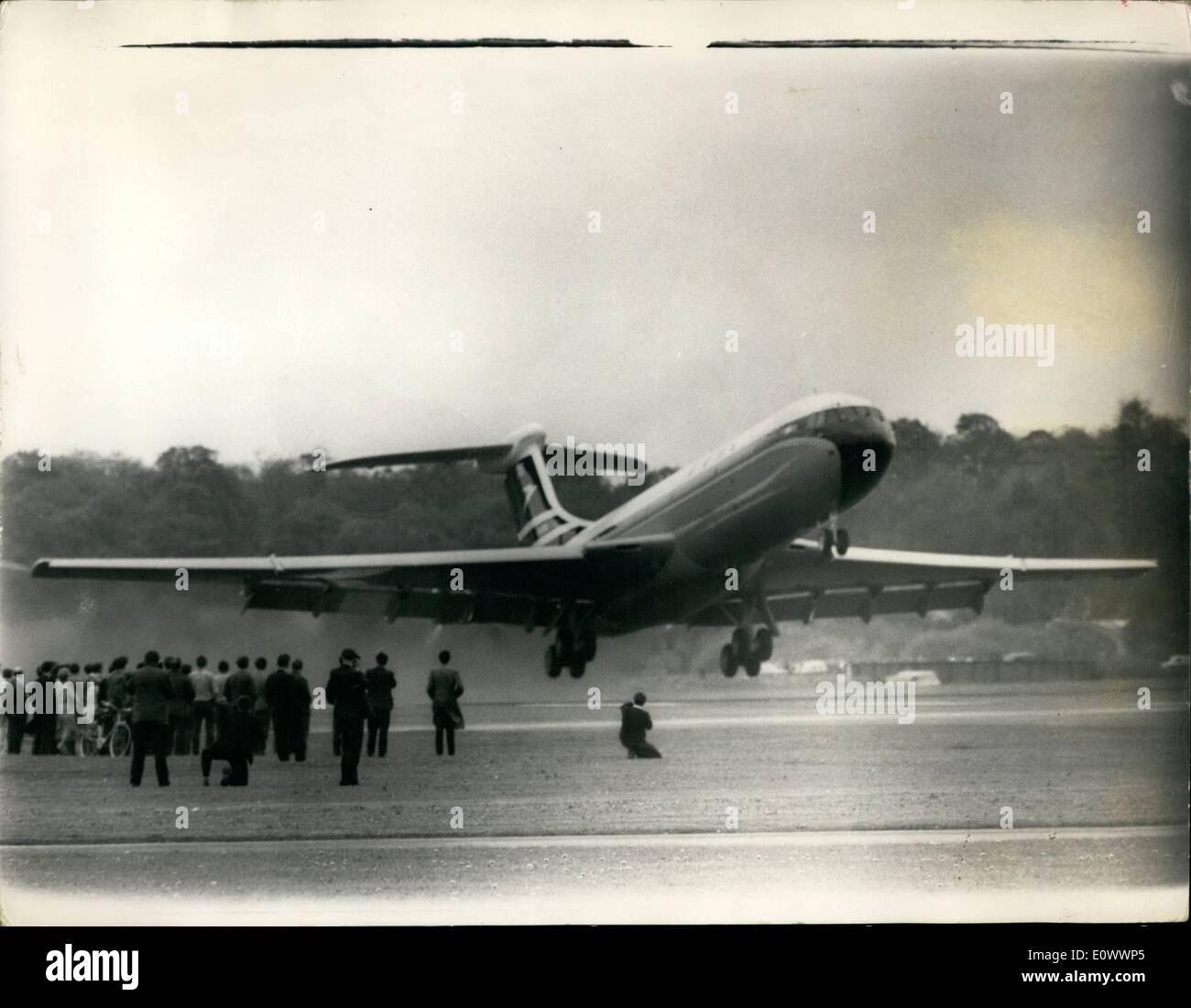 5. Mai 1964 - Super VC 10 macht, es ist die erste Flug.: der neue Super VC 10, hat eine größere Reichweite als die etwas kleineren standard VC 10 abhob, Erstflug vom Weybridge Flugplatz von der British Aircraft Corporation ist heute. 30 der neue 180 Sitz Super VC 10 bestellt B.O.A.C. Foto zeigt, dass der riesige Super VC 10 hebt den Asphalt für seine Erstflug, beobachtet von vielen Ingenieuren und Technikern, die mit den Builging geholfen haben. Stockfoto