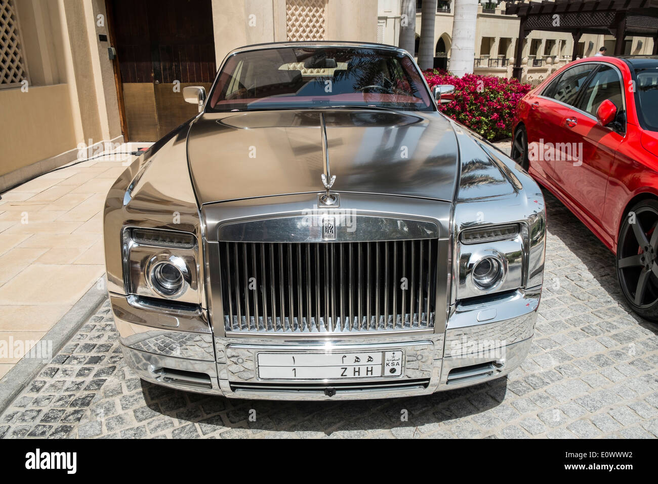 Verchromte Rolls-Royce-Luxus-Auto parkte vor Hotel in Dubai Vereinigte Arabische Emirate Stockfoto