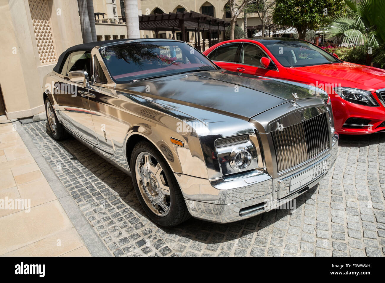 Verchromte Rolls-Royce-Luxus-Auto parkte vor Hotel in Dubai Vereinigte Arabische Emirate Stockfoto
