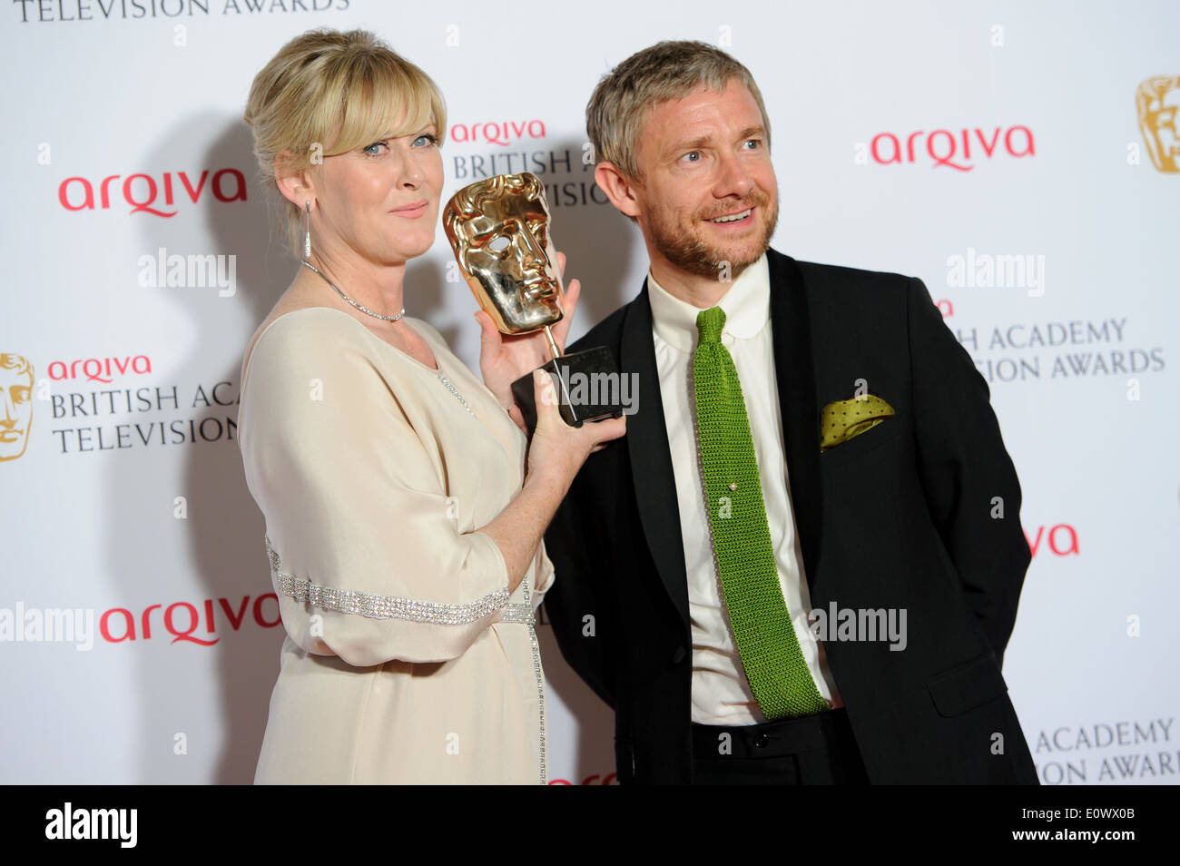 Sarah Lancashire und Martin Freeman posieren für Fotografen im Raum bei den British Academy Television Awards Gewinner. Stockfoto