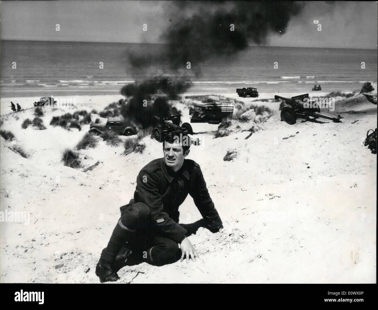 7. Juli 1964 - eine grobe Wochenende für Jean Paul Belmondo: Jean Paul Belmondo ist der Star des neuen Films unter der Regie von Henri Verneuil mit dem Titel "Week-End in Zuydcoote''. Nach einem Bestseller-Roman von Goncourt-Preisträger Robert Merle angepasst, informiert die Evakuierung der englischen Truppen in Dunkerque im Juni 1940. Außerdem kennzeichnet Jean Paul Belmondon, der Film Catherine Spaak, Pierre Mondy und Francois Perier. Foto zeigt, dass Jean Paul Belmondo eine Szene aus "Week-End in Zuydcoote'' in der Nähe von Dunkerque erschossen. Stockfoto