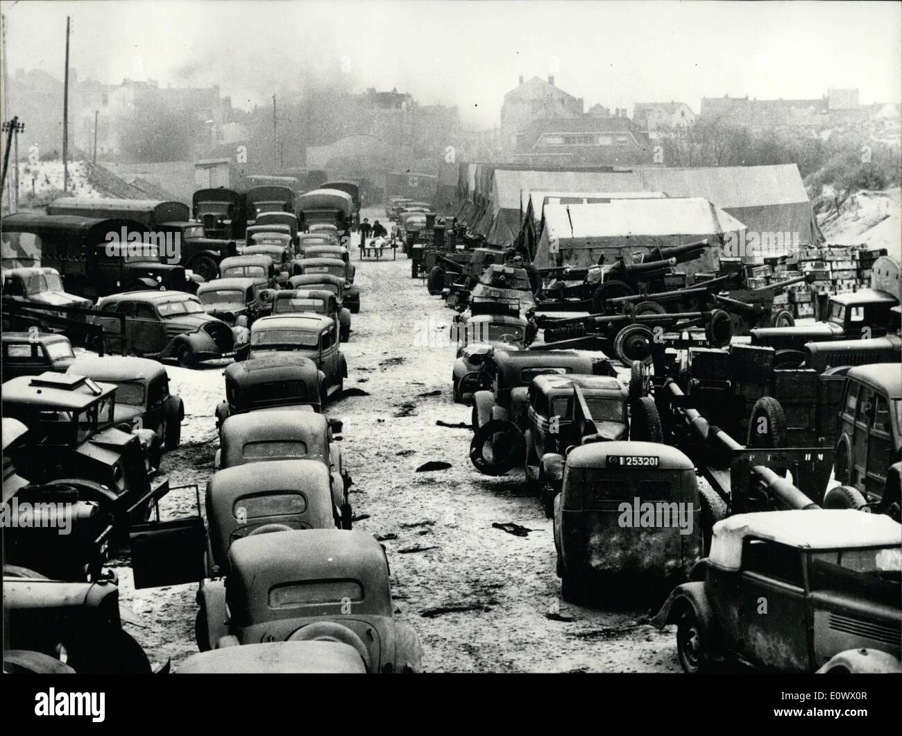 7. Juli 1964 - eine grobe Wochenende für Jean Paul Belmondo: Jean Paul Belmondo ist der Star des neuen Films unter der Regie von Henri Verneuil mit dem Titel "Week-End in Zuydcoote''. Nach einem Bestseller-Roman von Goncourt-Preisträger Robert Merle angepasst, informiert die Evakuierung der englischen Truppen in Dunkerque im Juni 1940. Außerdem kennzeichnet Jean Paul Belmondon, der Film Catherine Spaak, Pierre Mondy und Francois Perier. Foto zeigt alte Autos, Lastwagen und Haubitzen sammelten in einem Depot für den Film '' Week End in Zuydcoote " Stockfoto
