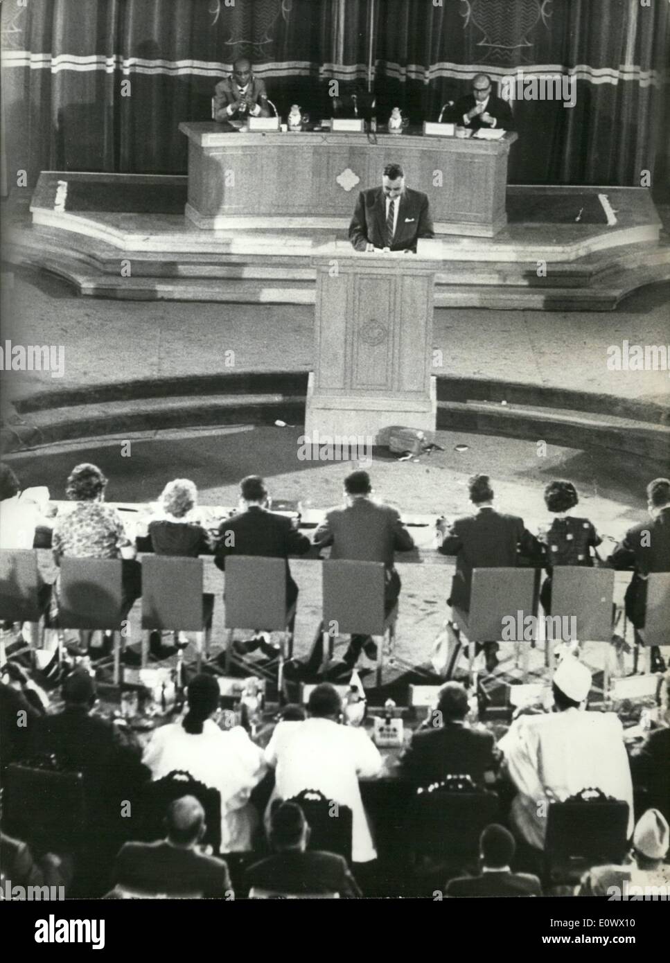 7. Juli 1964 - afrikanische Länder halten ihre zweite Gipfelkonferenz In Kairo: Dreißig drei afrikanischen Staatschefs in Kairo letzte Woche für die zweite afrikanische Gipfelkonferenz, die erste montiert seit der historischen Unterzeichnung in Addis Abeba, letztes Jahr der Afrikanischen Charta und die Bildung der Organisation der afrikanischen Einheit. Das Foto zeigt Präsident Nasser Adressierung der Eröffnungssitzung. Stockfoto