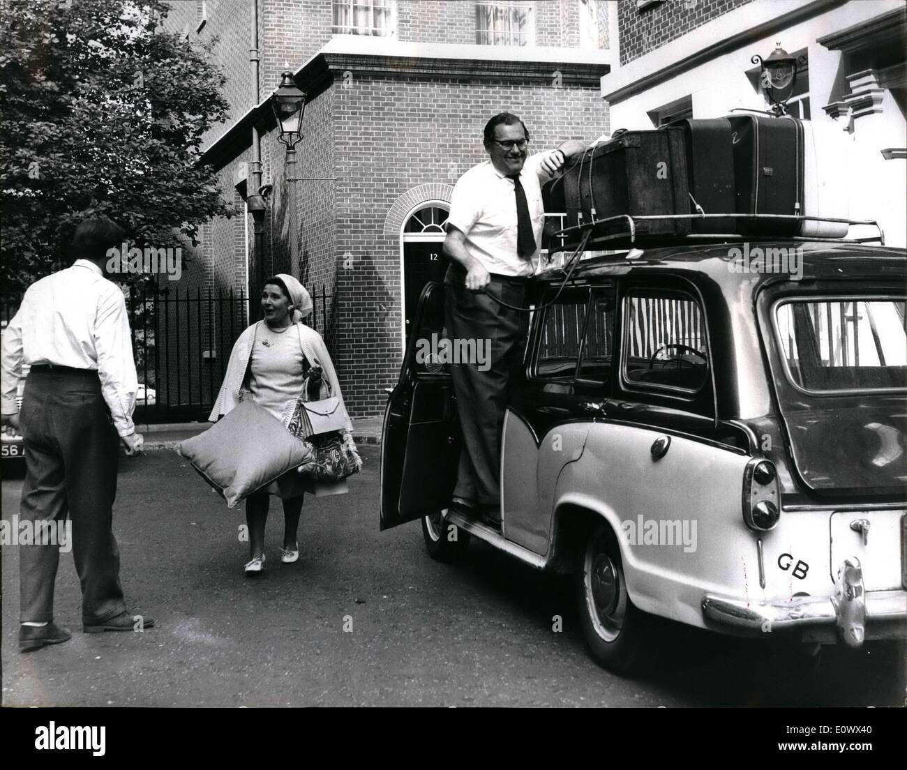 4. August 1964 - Kanzler des Finanzministeriums und Familie verlassen für Urlaub in Südfrankreich: Kanzler des Finanzministeriums und seiner Familie. Stockfoto