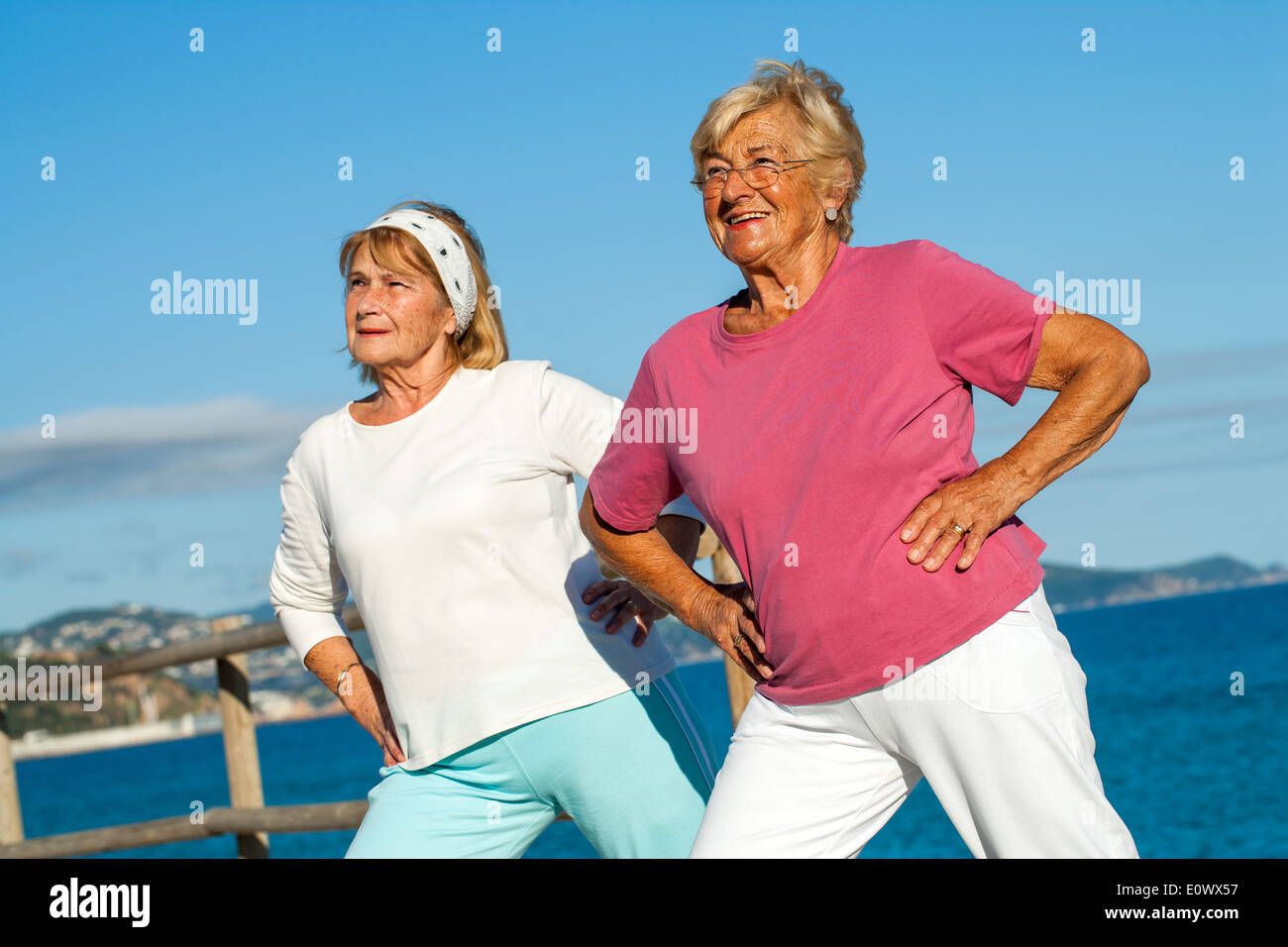 Zwei ältere Damen Übungen im Freien. Stockfoto
