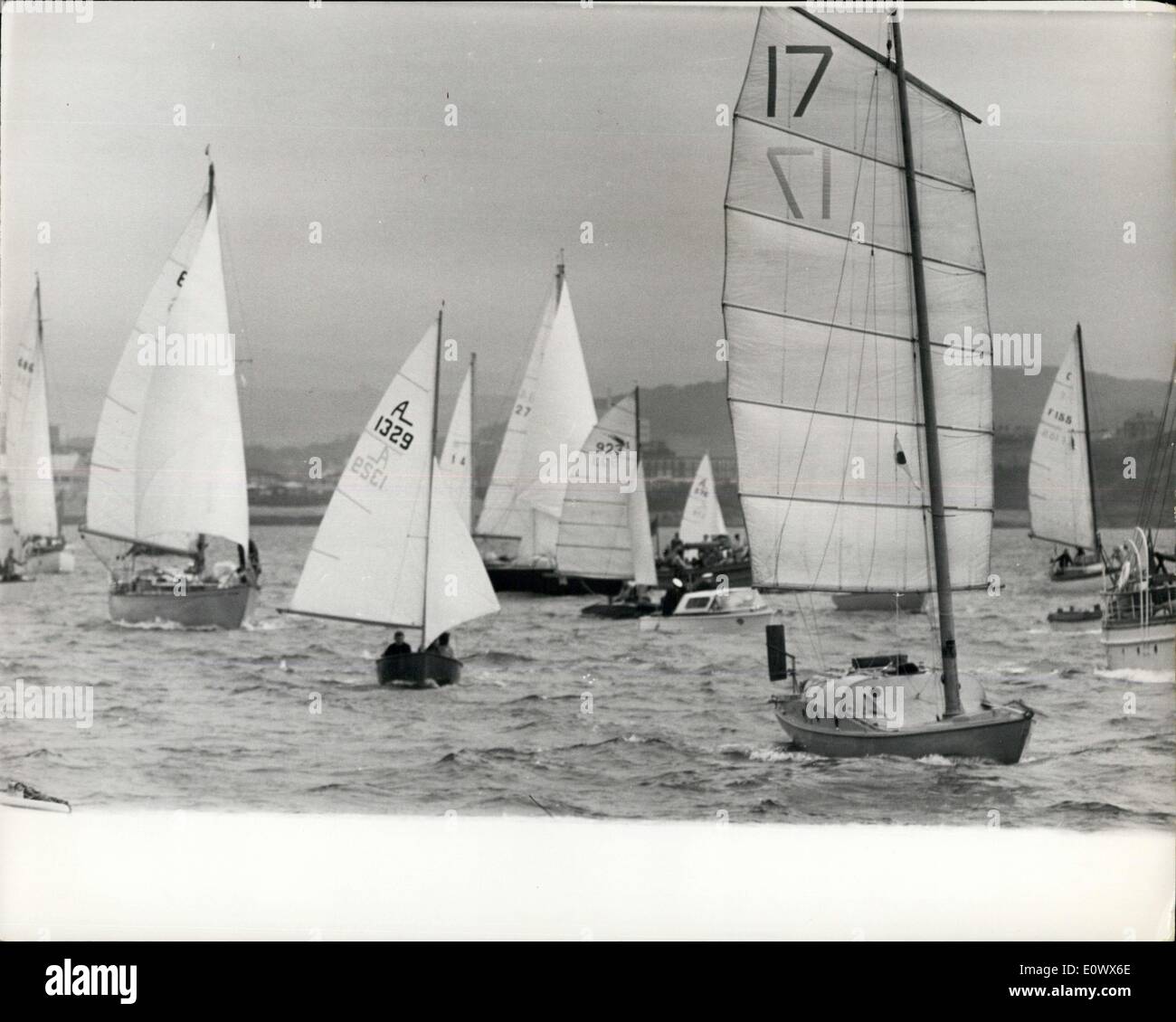 24. Mai 1964 - vierzehn Wettbewerber konkurrieren In der Einhand Trans-Atlantic Race nach Rhode Island - Aufrechnung vierzehn einsamer Segler von Plymouth gestern gegenseitig über 3.000 Meilen über den Atlantik in die 1964 Sigle-Handed Trans-Atlantic Race Rennen nach Newport, Rhode Island. Fotoshows: Die Szene von Beginn des Rennens in Plymouth wie die Yachten auf ihrer Reise von 3.000 Meilen anlaufen ist gestern im Vordergrund Oberstleutnant Hasler eigenartige chinesische Lug. Stockfoto