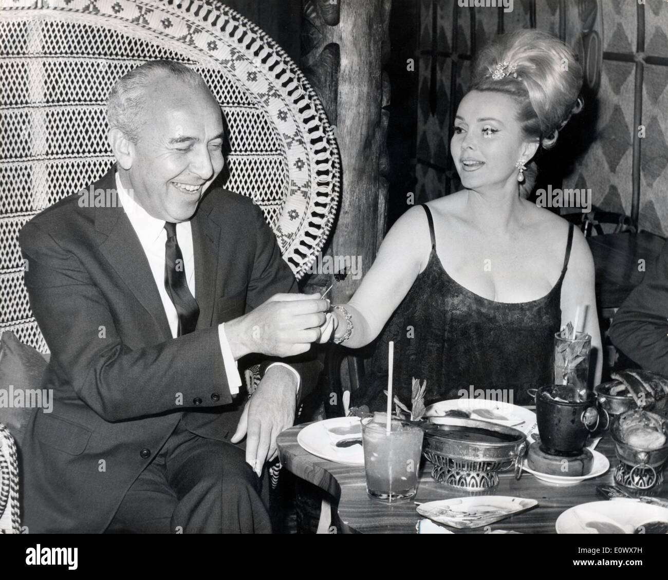 Zsa Zsa Gabor mit ihrem Ehemann Herbert Hunter bei einem Dinner im Hilton  Stockfotografie - Alamy