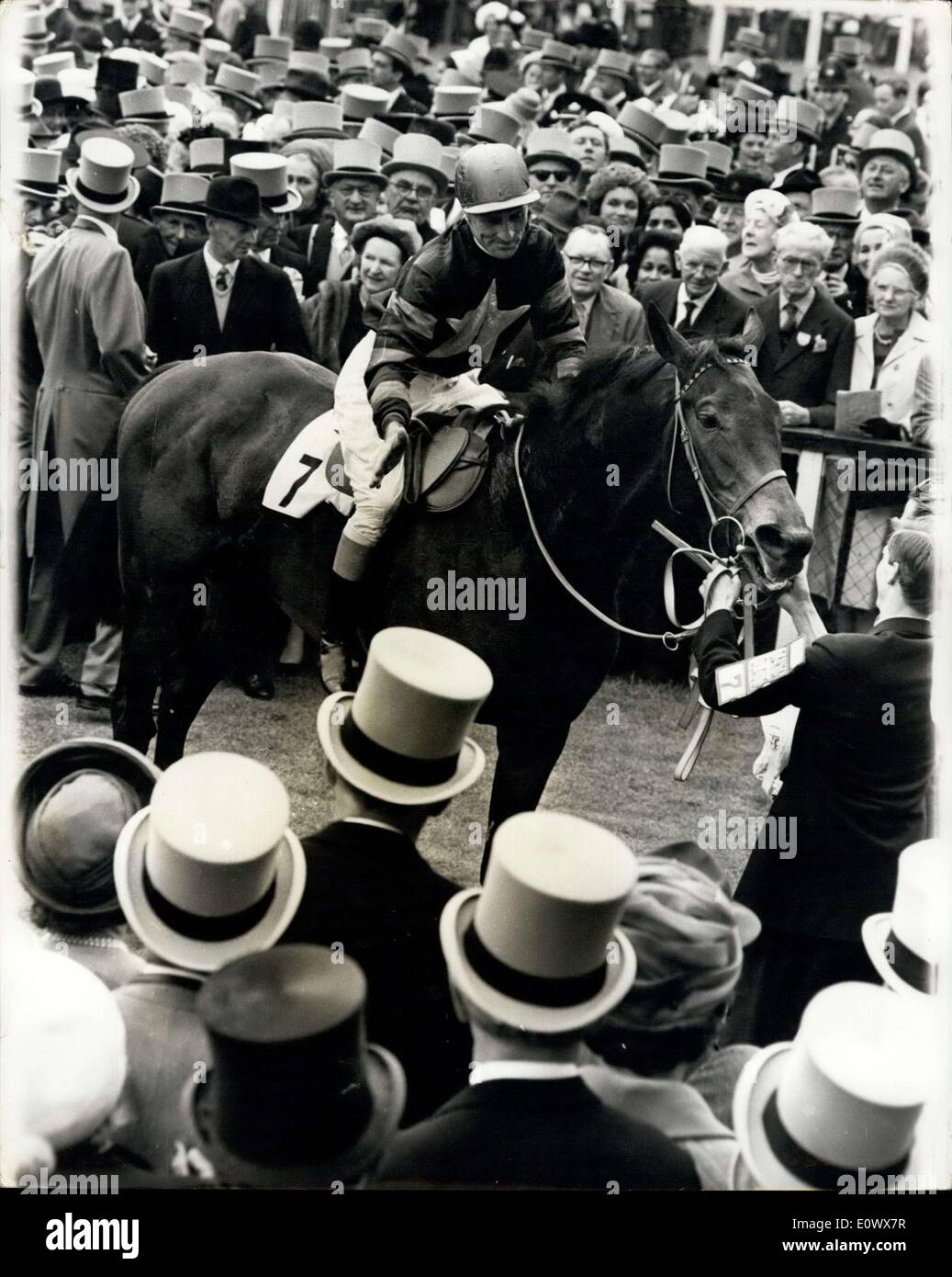 4. Juni 1964 - Breasly gewinnt das Derby auf Santa Claus: gestern in Epsom, australische Jockey Scobie Breasley hatte einen feinen Sieg in Stockfoto