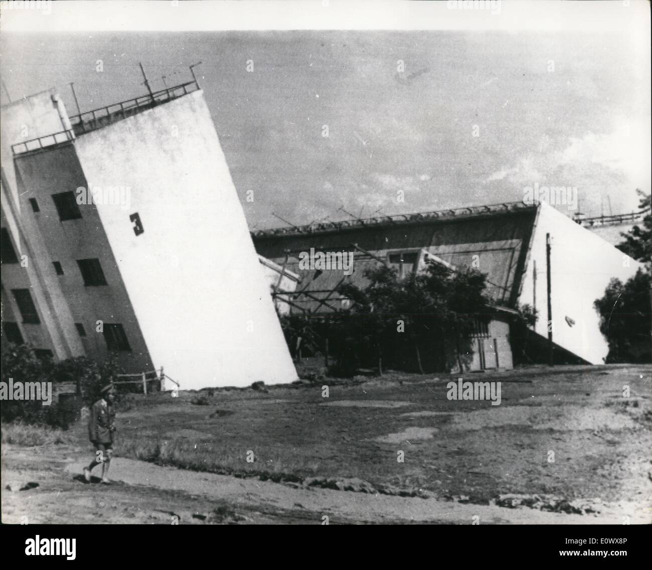 06. Jun. 1964 - Erdbeben in Japan: Die Stadt Niigata wurde durch das Erdbeben vom vergangenen Dienstag zu einem brennenden Trümmerschleier, das sie vom Rest Japans trennte, während die Eisenbahnlinien sich verknickelten und die Start- und Landebahn des Flughafens teilweise verschwand. Heute gibt es kein Wasser, keinen Strom und keine Kanalisation, und Tausende sind obdachlos. Der Hafen von Niigata, eine der wichtigsten Ölereien der Erdölraffination, erlitt eine doppelte Katastrophe, als ilpanzers explodierendes Öl über Hunderte von Häusern in der Nähe ausbreiteten und 291 davon zerstörten. Die 90 in Flammen aufgelöteten Öltanks enthielten 400,000 Kiloliter Stockfoto