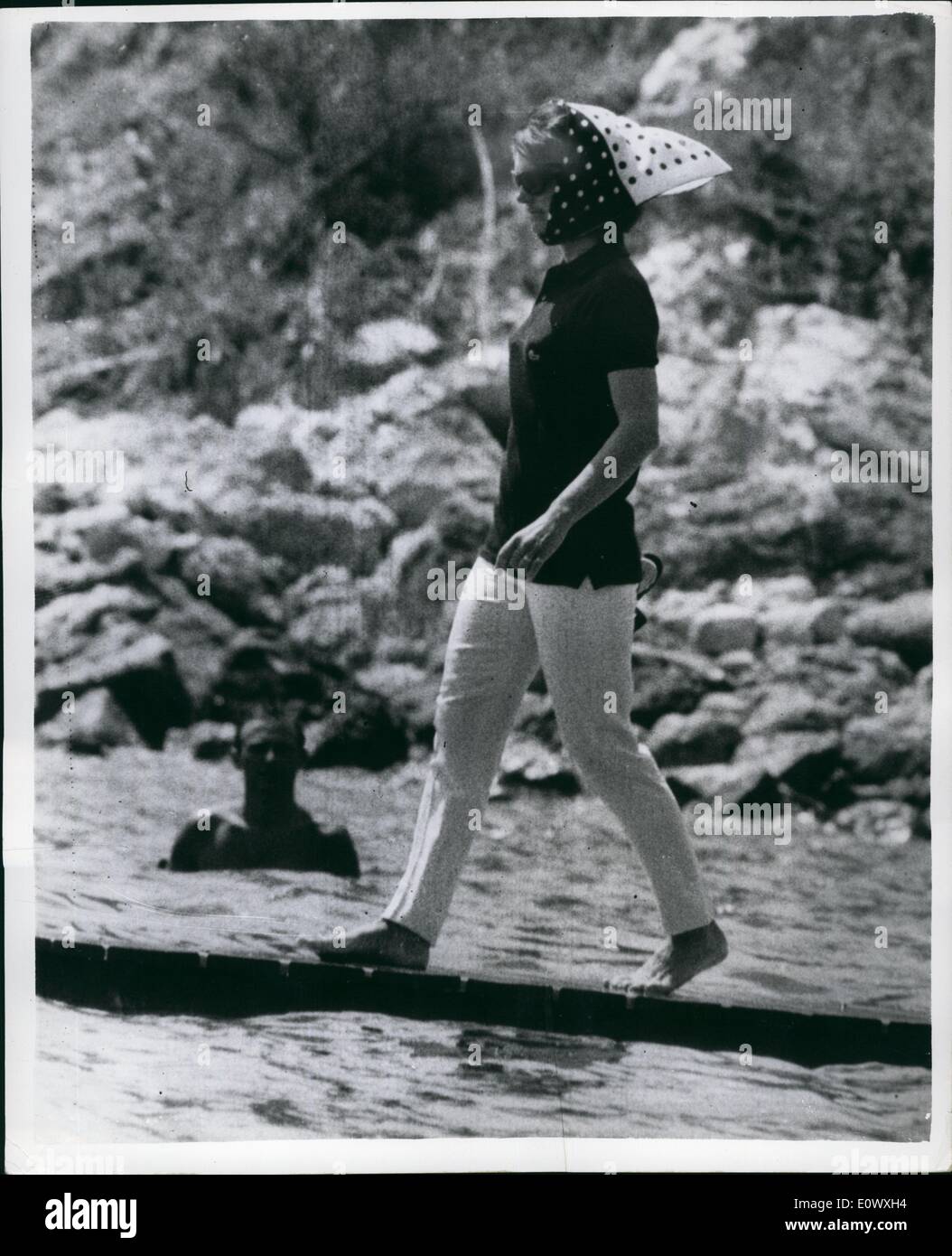 8. August 1964 - Jacqueline Kennedy im Urlaub in Porto Ercole: Jacqueline Kennedy-Witwe des verstorbenen Präsident Kennedy der Vereinigten Staaten - ist jetzt im Urlaub an Bord der Yacht '' strahlenden es '' im Mittelmeer. Die Yacht hat Anrufe an vielen Stellen entlang der Küste die neuesten wird Porto Ercole. Foto zeigt Jacqueline Kennedy "geht die Planke '' - zu einem Schnellboot - während ihres Besuchs in Porto Ercole 90 Meilen von Rom. Stockfoto