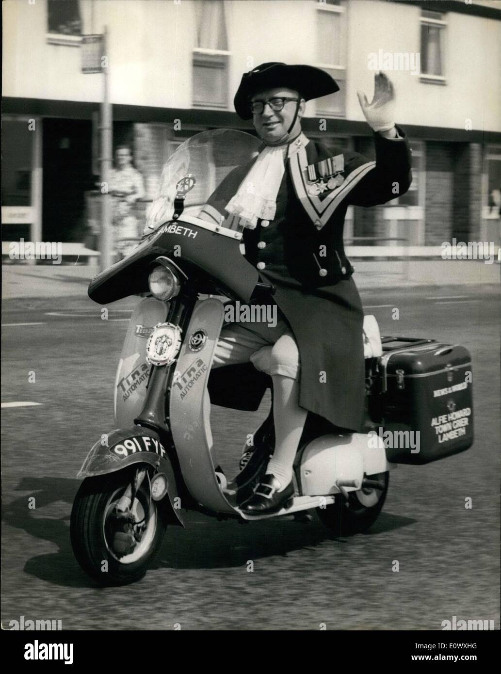 8. August 1964 - nationale Stadt SCHREIERN CHAMPIONSHIP AT HASTINGS: Bunte Tage des alten England wurden zurückgerufen in Hastings heute wenn Tausende von Urlaubern die nationale Stadt-Schreiern Meisterschaft auf der Strandpromenade beobachtet. In ihrer malerischen Kleidung waren sie im Wettbewerb um einen Wanderpokal und einen ersten Preis von £50. Foto zeigt antike und moderne - Stadtausrufer Alfie Howard, einer der Konkurrenten, Lambeth, London, in Hastings in alten Kostümen auf seinem Roller kommt. Stockfoto