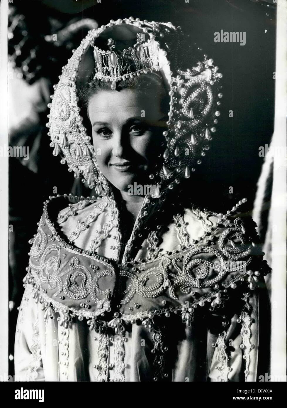 8. August 1964 - Elizabeth Larner probt für '' Camelot'': Beliebte Schauspielerin und Sängerin Elizabeth Larner in eines ihrer 16 glamourösen Kostümen - während der Produktion '' Camelot'' - Geschichte von den Rittern der Tafelrunde - vom Broadway gesehen. Die Shows im Theatre Royal am Mittwoch nächster Woche geöffnet. Stockfoto