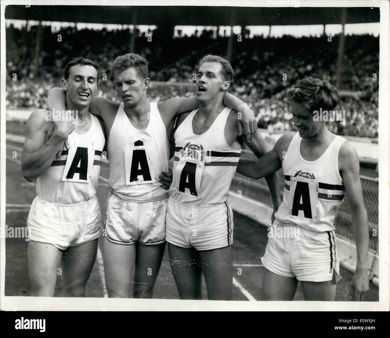 8. August 1964 - internationale Leichtathletik im White City. Britische Staffel richtet ein Rekord. Bereit für Tokio?. Das Foto zeigt das britische Team - nach dem Gewinn der 4 x 400-Meter-Staffellauf in White City heute Nachmittag in der neuen britischen Empire und Commonwealth Record Zeit von 3m. 5 sec. Sie sind L-r: j.h. Cooper; RI Brightwell; A. Metacalfe und t.j. Graham. Tokio - wir kommen? Stockfoto