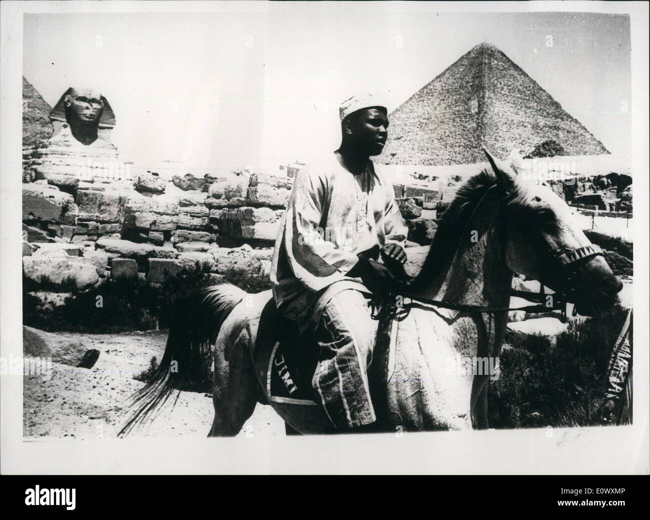 6. Juni 1964 - reitet Cassius Clay auf einem Pferd in der Nähe von der Sphinx und die Pyramiden Stockfoto