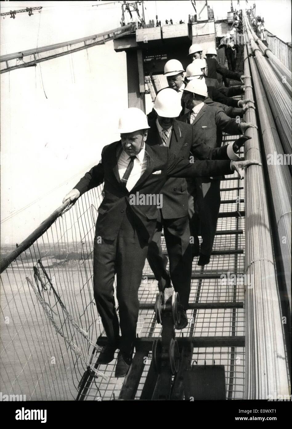 6. Juni 1964 - Herr Marples auf einer Gratwanderung: Verkehrsminister Herr Ernest Marples besuchte gestern die neue Severn-Brücke im Bau in der Nähe von Gloucester, die Bestandteil der Autobahn London SOuth Wales und bildet eine wichtige Verbindung zwischen England und Wales werden. Herr Marples ging an die Spitze der Brücke, die Spinnen die wichtigsten Tragseile zu sehen. Foto zeigt Herr Maples Spaziergänge entlang einem Gehweg bei Topof die neue Severn-Brücke. Stockfoto