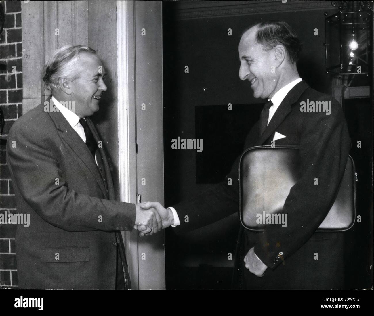 6. Juni 1964 - fordert Premierminister von Nordirland Herr Harold Wilson. Kapitän Terence O'Neill Premierminister von Nordirland hatte sein erste Treffen mit Premierminister Harold Wilson an Nr. 10. Downing Street heute Morgen. Foto zeigt Mr.Harold Wilson schüttelt Hände mit Kapitän Terence O'Neill auf den Stufen des Nr. 10. Downing Street nach ihrem Treffen heute Morgen. Stockfoto