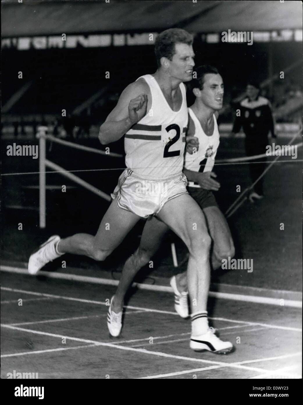 8. August 1964 - Robbie Brightwell gewinnt 400 Meter Veranstaltung... Highlight von Großbritannien im Vergleich zu Polen International Athletic und Feld Match im White City-London gestern Abend war das 400 Meter-Ereignis. Gewinner war 46,2 sec nur schlagen Polen Andrezej Badenski Nr. 1 in 46,2 und Großbritanniens Tim Graham Dritter in 47,3 Großbritanniens Robbie Brightwell (Nr. 2). Stockfoto