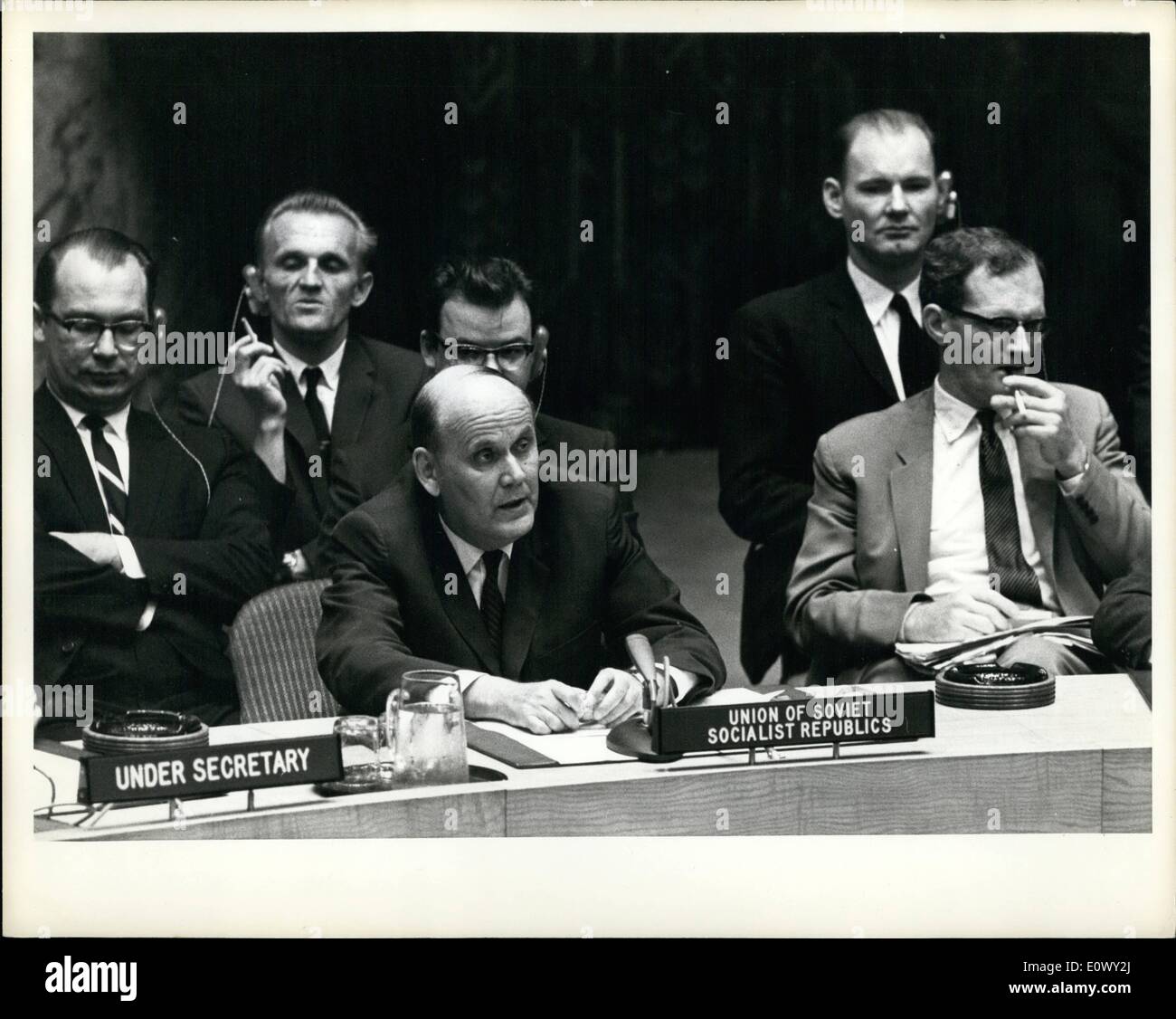 8. August 1964 - Sicherheitsrat erfüllt zu betrachten USA Beschwerde von '' vorsätzliche Angriffe von Hanoi Regime'' auf Marineschiffen: The Security Council heute Nachmittag begann die Diskussion über eine Frage, die ihr von den Vereinigten Staaten vorgelegten Aufmerksamkeit auf '' die ernste Situation erstellt durch gezielte Angriffe des Regimes Hanoi auf Vereinigte Staaten Marine Schiffe in internationalen Gewässern ''. Hier, ist an den Rat, Botschafter Platen D. Morozon, Stellvertreter des Ständigen Vertreters der UdSSR bei den Vereinten Nationen. Stockfoto