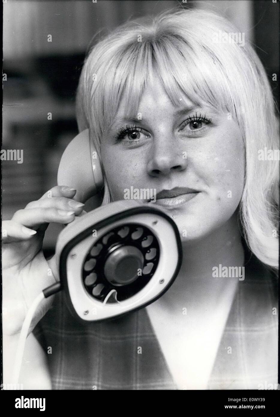 8. August 1964 - ist ein Einteiler-Telefon auf dem Display in Köln. Dieses schwedische gemachte Telefon hat das Zifferblatt auf der Bodenseite und muss angehoben werden, jedes Mal, wenn ein Anruf zu erfolgen hat. Es ist das interessanteste gestylte Handy die auf diesem Markt erschienen. Stockfoto