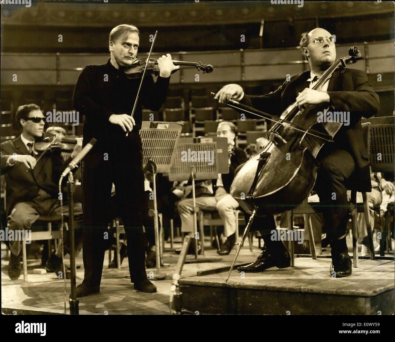 6. Juni 1964 - treten Yehudi Menuhin und Mstislav Rostropovich erscheinen in der Royal Albert Hall - zwei der größten Künstler der Welt gemeinsam zum ersten Mal in der Royal Albert Hall. Sie sind Yehudi Menuhin der berühmte Geiger und Mstislav Rostropovich der großen sowjetischen Cellisten. Sie erscheinen mit dem London Symphony Orchestra. Keystone-Fotoshows:-Yehudi Menuhin und Mstislav Rostropovich während der Probe in der Royal Albert Hall heute Morgen. JSS/KEYSTONE KG/770486 Stockfoto