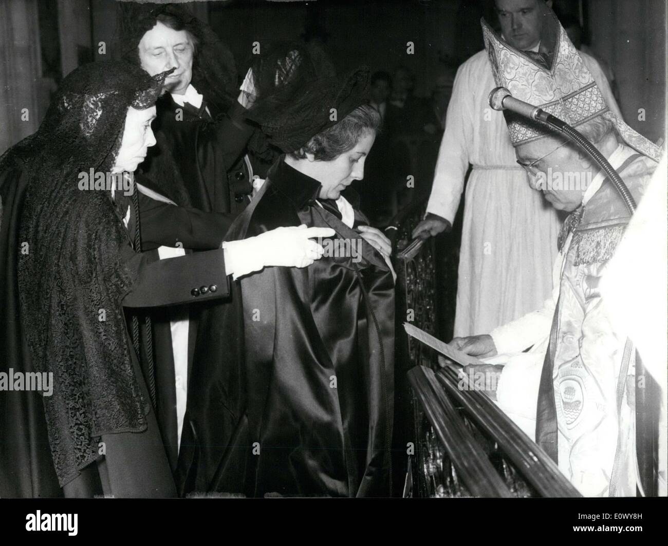 11. Juni 1964 - Madame Paul Victor Michel hat in Paris, Monsignore Bresolles Dame des Heiligen Grabes in der Kirche Saint-Leu, der Aumonier des Ordre des Heiligen Grabes führte die Zeremonie. Stockfoto