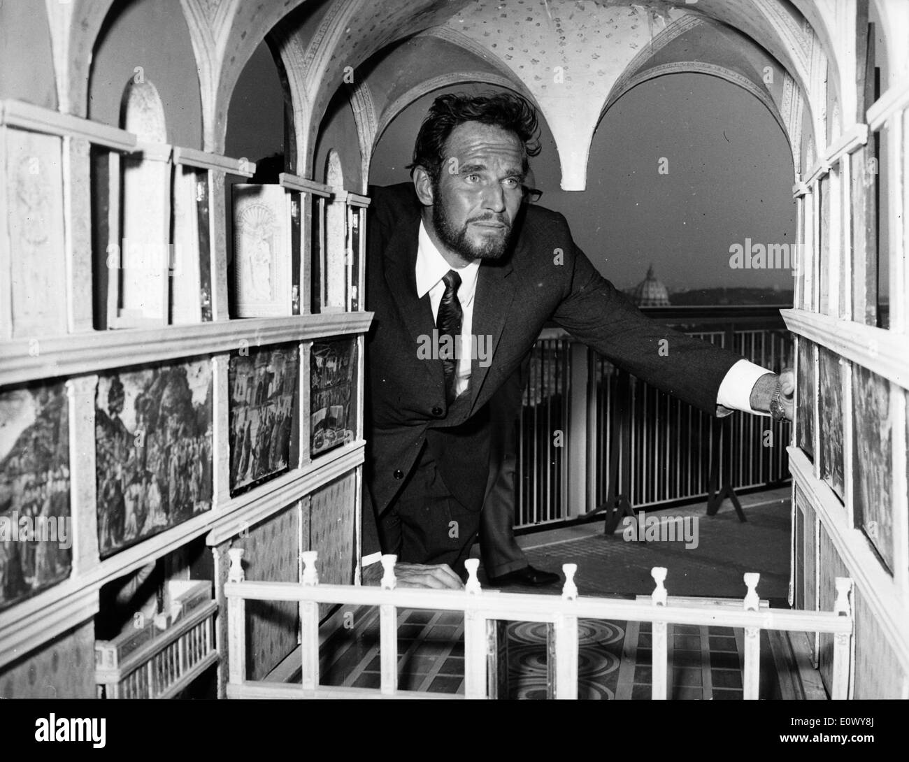 Schauspieler Charlton Heston Prüfung eines Modells der Sixtinischen Kapelle Stockfoto