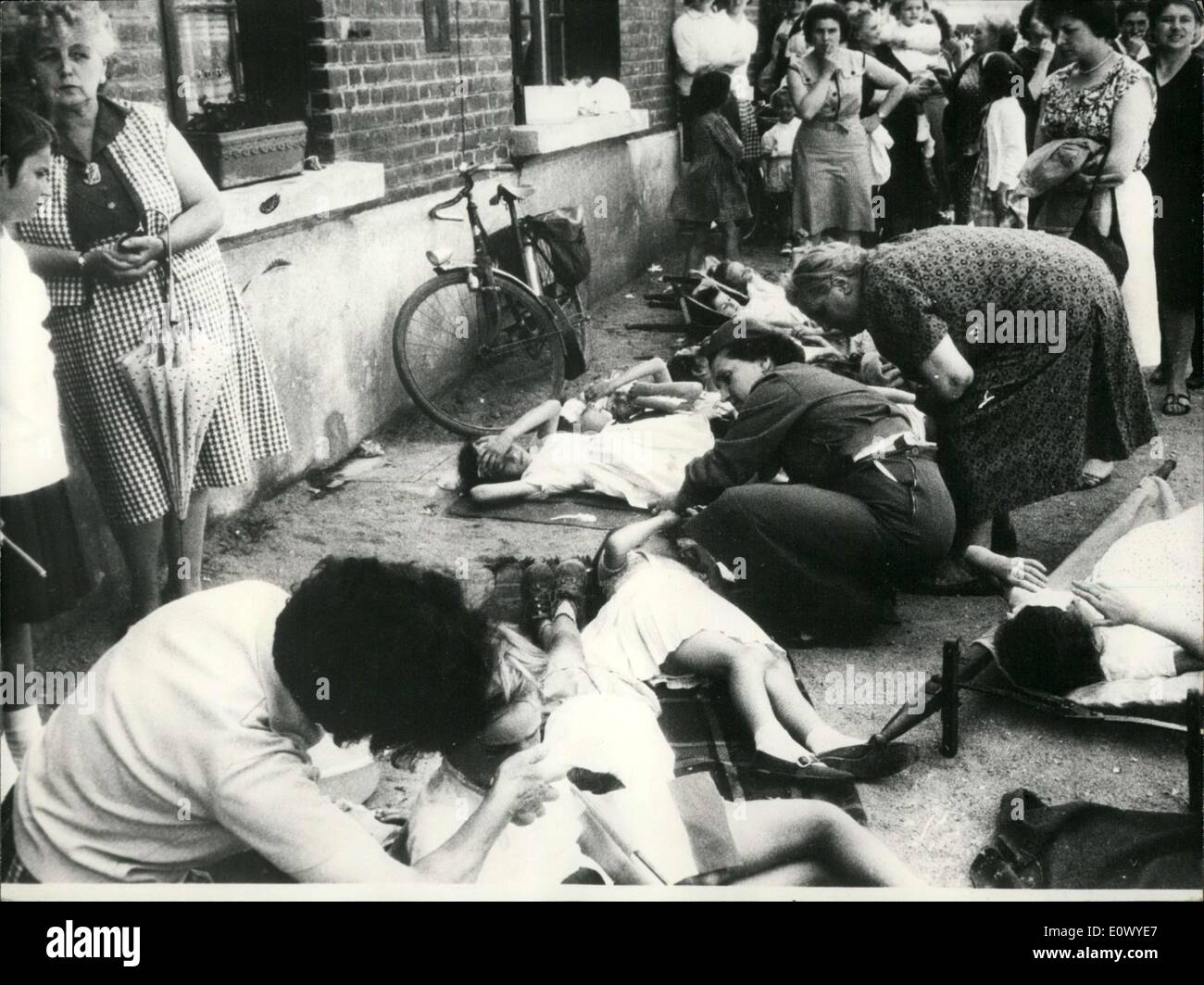 12. Juni 1964 - Schinken Kinder schwach von Hitze warten General de Gaulle übergeben von APRESS. Stockfoto