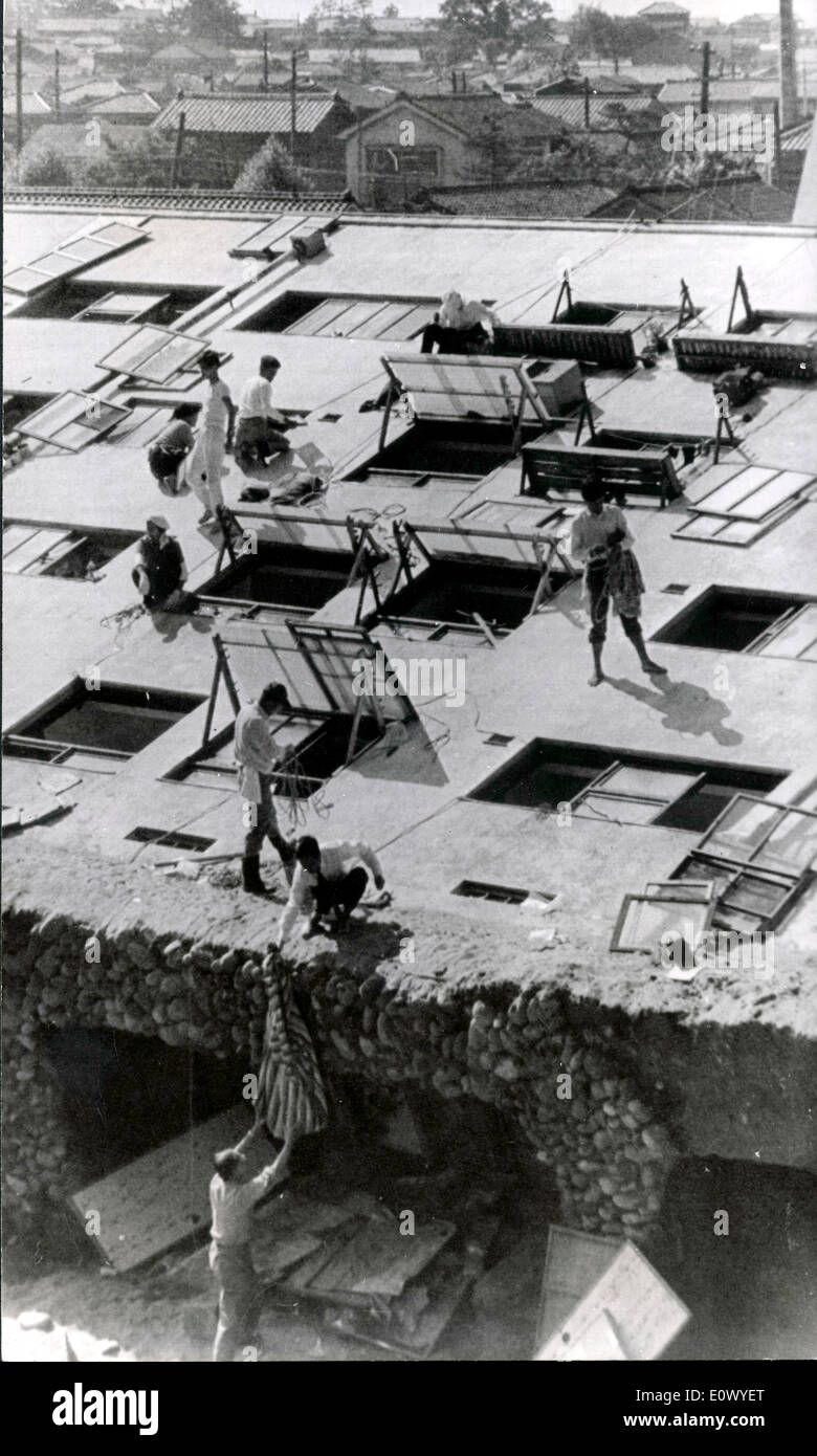 Datei Foto - 16. Juni 1964 - Niigata, Japan - walk Mieter an der Wand, wenn ein Wohnblocks auf seiner Seite gestürzt, nachdem die Größe 7.5 Niigata Erdbeben. Nach dem Beben Nordjapan, Tsunamis fuhren Schiffe auf den Felsen und viele Fischerboote versenkt. Stockfoto