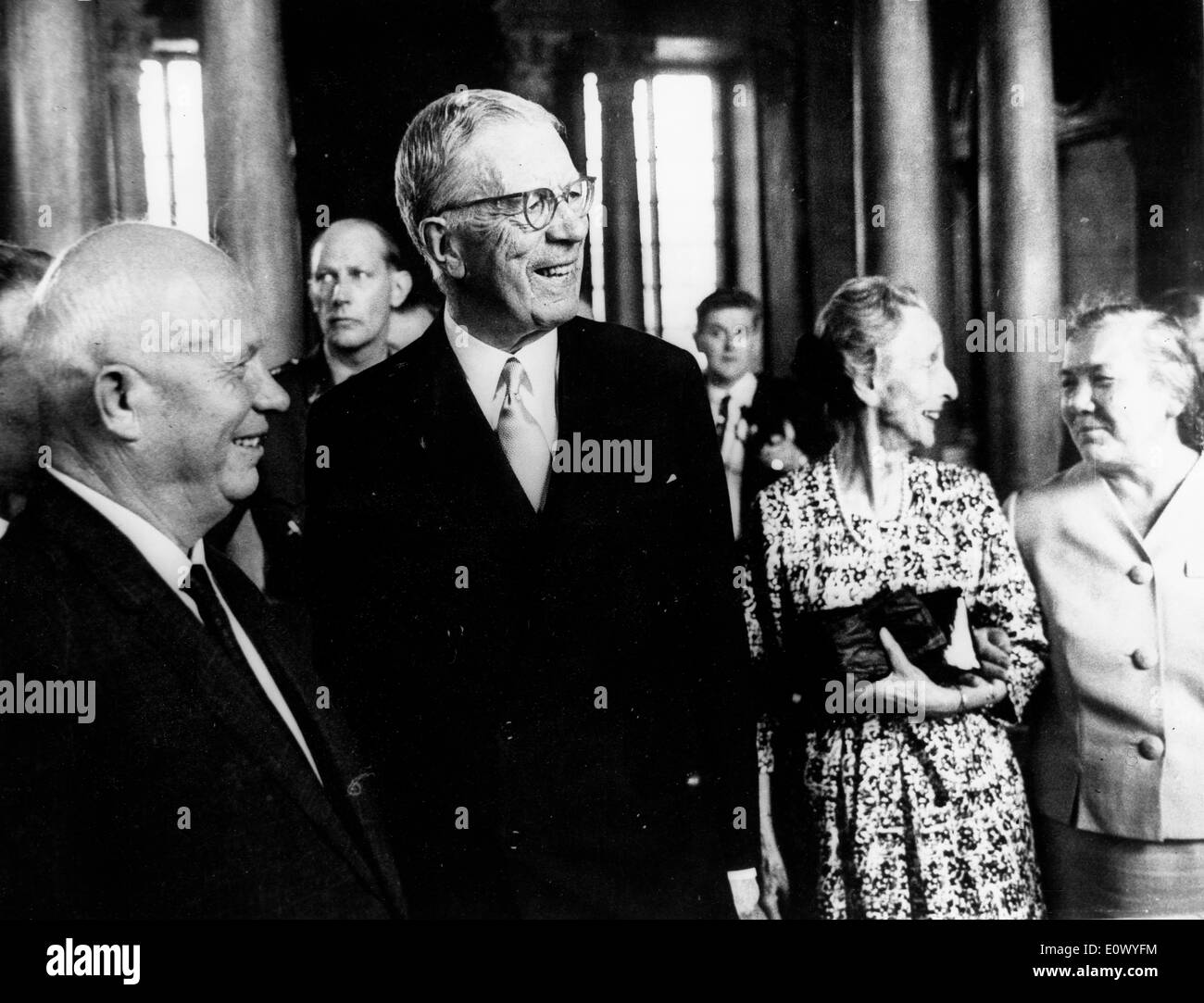 Nikita Khrushchev trifft König Gustaf Adolf im königlichen Palast Stockfoto