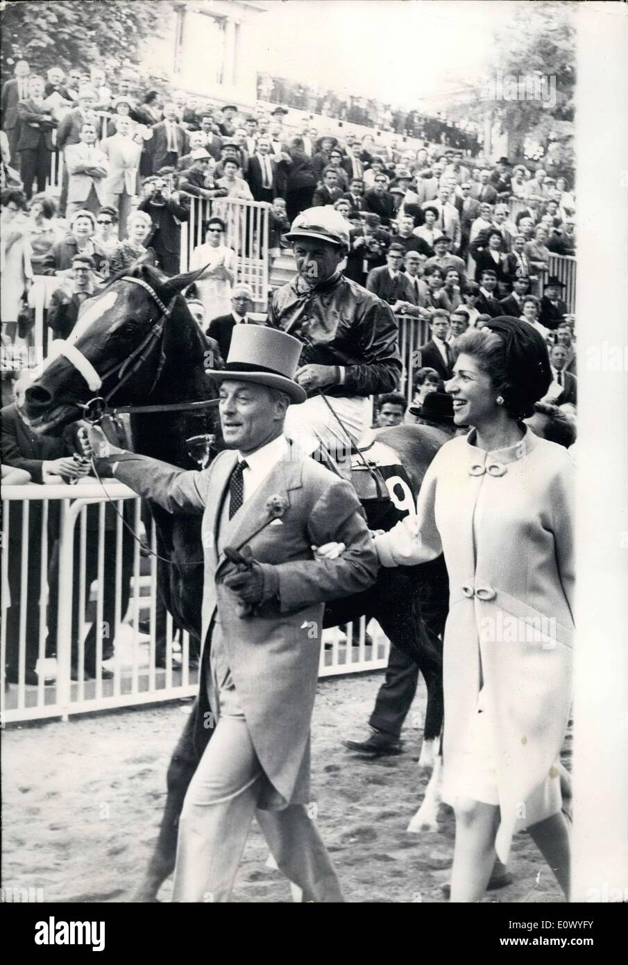 28. Juni 1964 - führen Baron Guy de Rothschild und seine Frau ihr Pferd '' White Label'', der den Grand Prix von Paris heute Morgen bei Longchamp Rennstrecken gewann, zurück in den Stall. Stockfoto