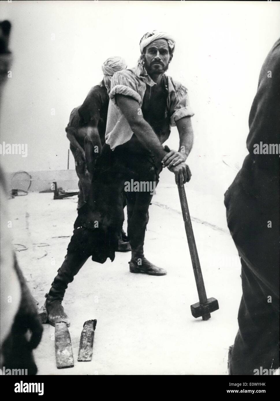 07. Jul 1964 - ''Agony and Ecstasy'' in Todi: ''Agony and Ecstasy'' der ''Riese'' der amerikanischen Produktion dreht sich noch immer in Todi, dem kleinen Land bei Rom, wo 'MichaAngel' eine Zeitlang zu seinem Meisterwerk lebte und arbeitete. Rex Harrison spielt die Rolle von Papst Julius II. Und Charlton Heston die Rolle des berühmtesten italienischen Malers und Bildhauers Stockfoto