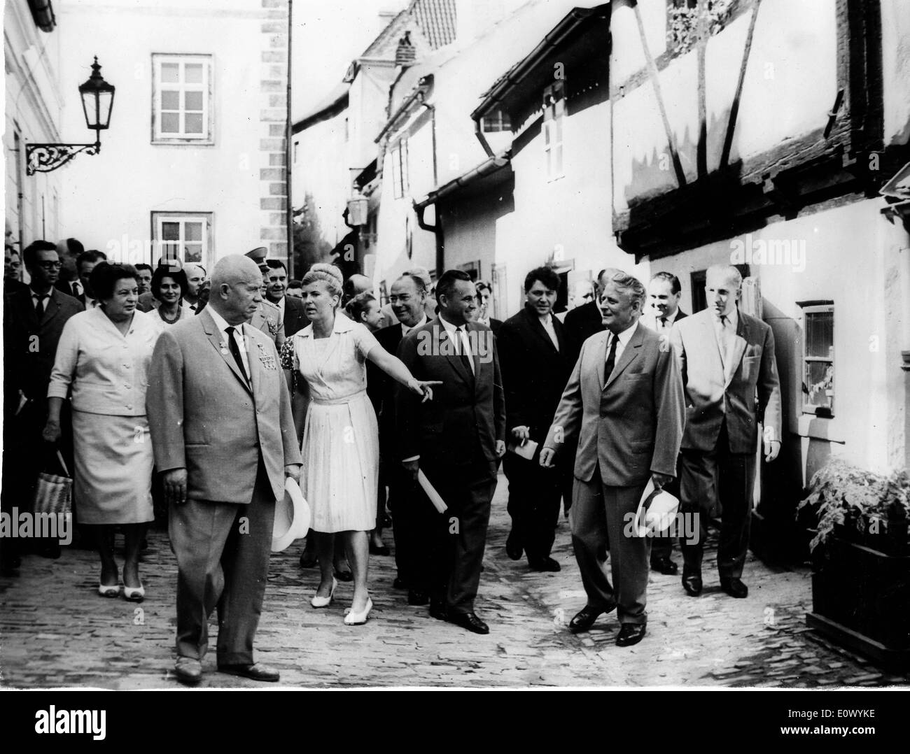 Nikita Khrushchev Anblick sieht in Prag mit Antonin Novotny Stockfoto