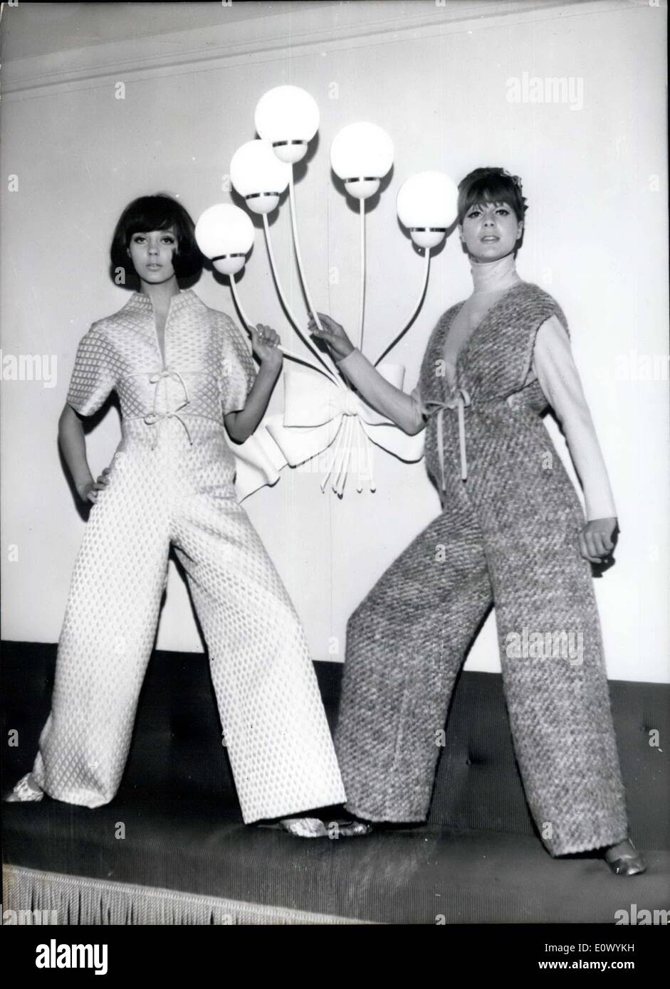 Sept. 03, 1964 - '' Special-Hose '' wurden die überstehenden Zeichen der große Ernte - und Winter-Kollektion. Die in diesen Tagen von Schulze - Varell (Schulze-Varell) in München gezeigt wurde. '' Pink Lady'' heißt das Haus-Kleid, der rosafarbenen Rombenpique gemacht. (links). Billys Hosen, Recht, bestehen aus einem groben Tweed in den Farben braun und rosa. Diese Hose gehört einen Pullover. Stockfoto