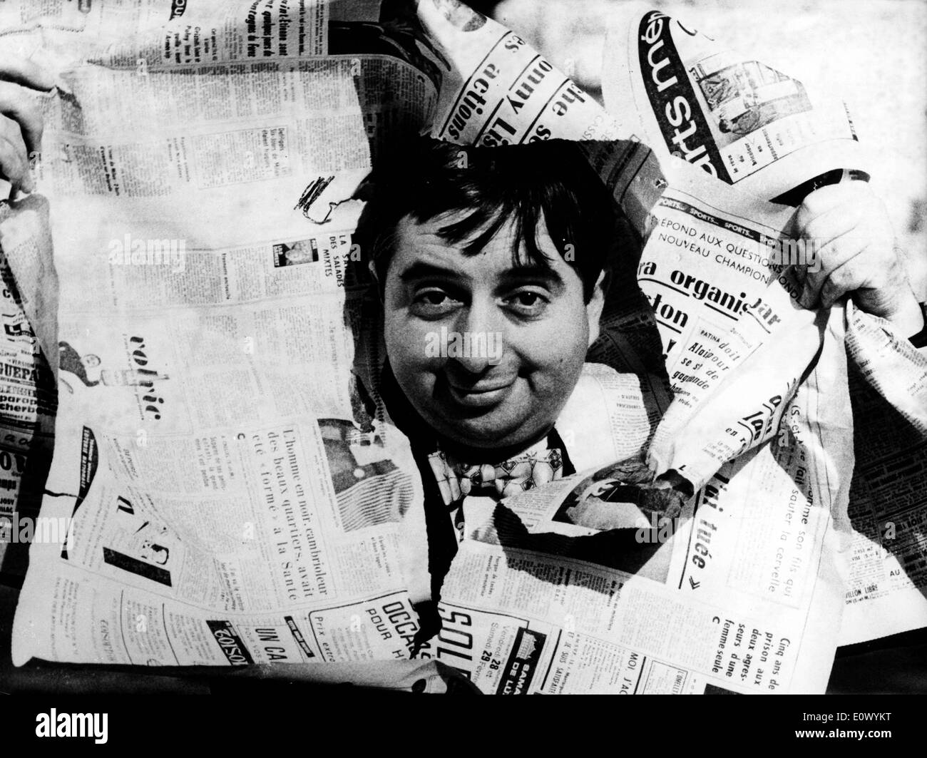 Sep 04, 1964; Paris, Frankreich; Ein neuer Komiker, der Badin genannt wird, wird bald machen Sie eine Tour der französischen Städte in einer Music Hall zeigen die populäre Sängerin Dalida Stern. Der neue Komiker hat bereits viele Menschen mit seinem Talent erobert. Im Mai, am Ende der Tour wird er in Saint-Tropez sein, wo er einer der Star eines Films mit dem Titel "Polizist von Saint Tropez" sein wird. Badin Id ein Komiker mit Flair für Zeitungen Spalten. Stockfoto