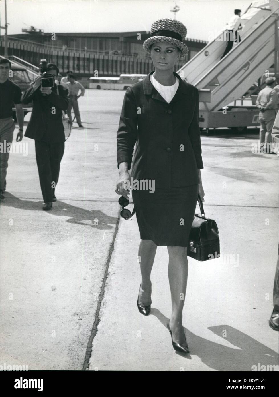 Sept. 09, 1964 - Sofia Loren so schön wie eh und je kam an diesem Morgen am Flughafen Fiumicino aus Tel Aviv, wo sie '' Judith'' gedreht hat. Begleitet wurde sie von ihrem Ehemann Produzenten Carlo Ponti. Stockfoto