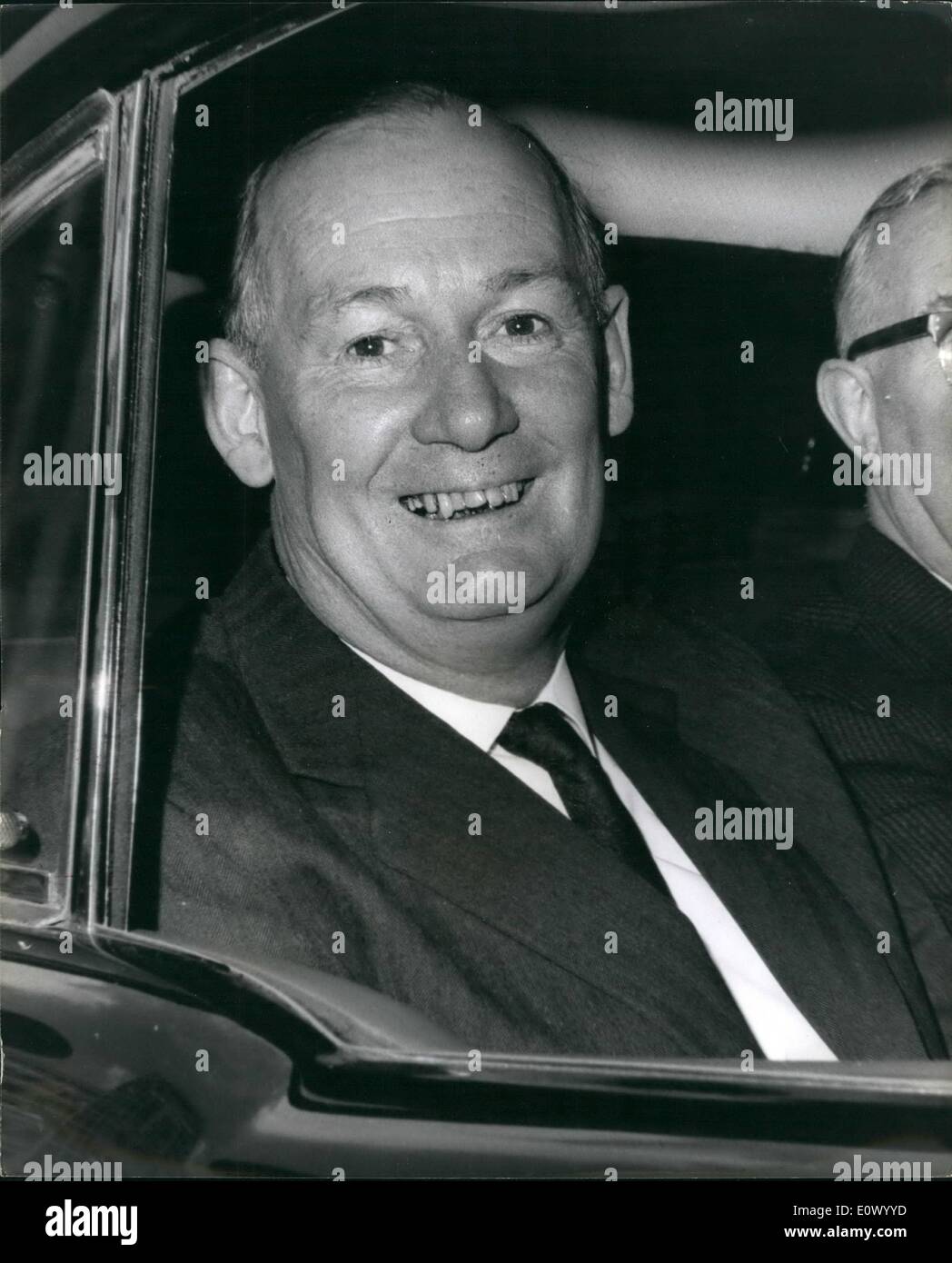 7. Juli 1964 - Ferranti Chef In Frailly Showdown am des Unternehmens Annal General Meeting In London: The Ferranti Rakete Sandale ein Ferranti Familie Streit ins freie gestern hörte Herr Sebastian De Ferranti, Vorstandsvorsitzender der Elektronikfirma, eine Forderung, dass sein Onkel, Herr Denis De Ferranti, die Firma Board anzuschließen sollte. Die Nachfrage wurde von Accountant, Robart Moore, bei der ordentlichen Hauptversammlung der Gesellschaft in London gemacht. Stockfoto