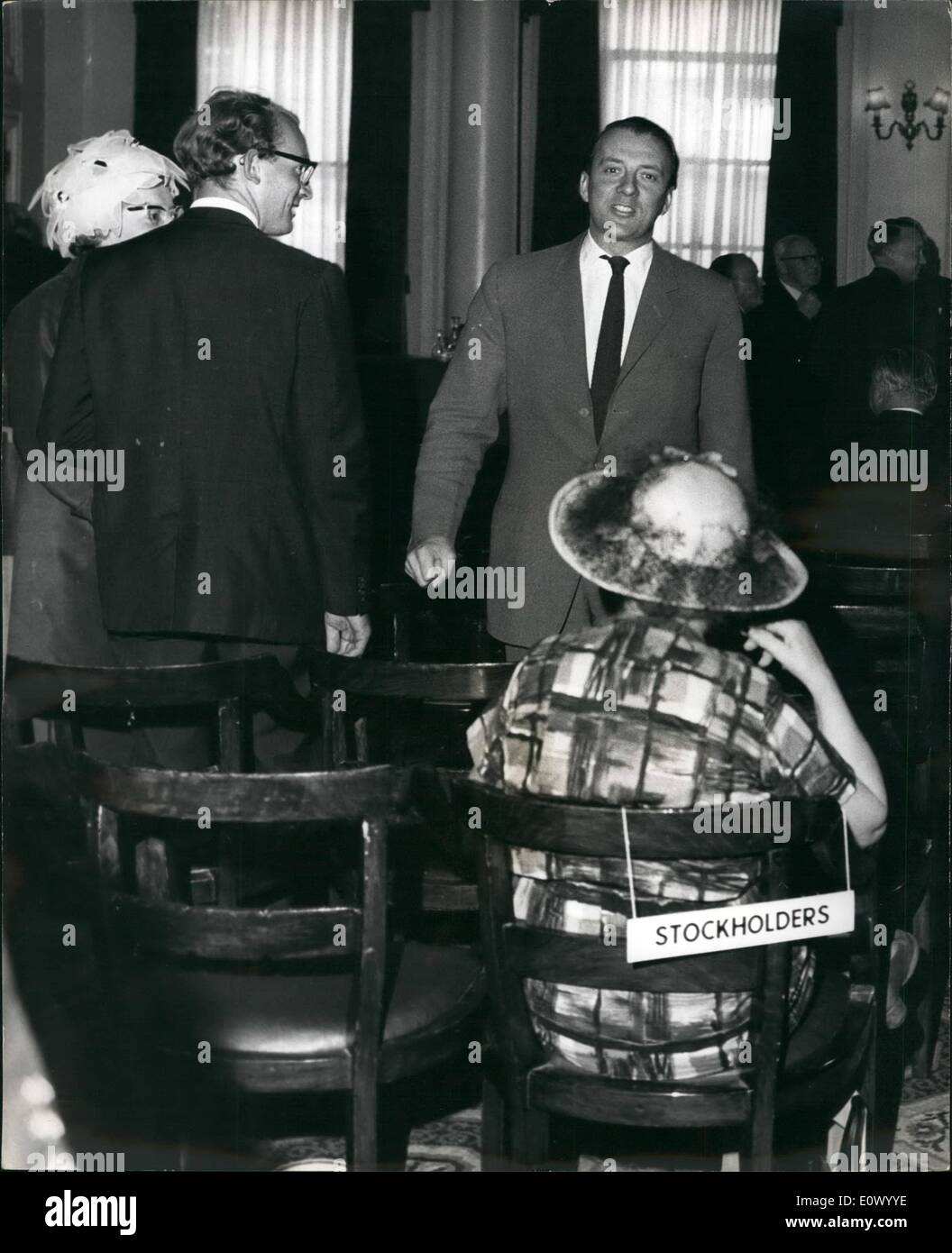 7. Juli 1964 - Ferranti Chief In Familie Showdown am des Unternehmens jährliche allgemeine Sitzung In London: The Ferranti Rakete Skandal brachte einen Ferranti Familien Streit ins freie gestern, als Herr Sebastian De Ferranti, Vorstandsvorsitzender der Elektronikfirma eine Nachfrage erfuhr, dass sein Onkel, Herr Denis De Ferranti, die Firma Board anzuschließen sollte. Die Nachfrage wurde von Accountant, Robart Moore, bei der ordentlichen Hauptversammlung der Gesellschaft in London gemacht. Stockfoto
